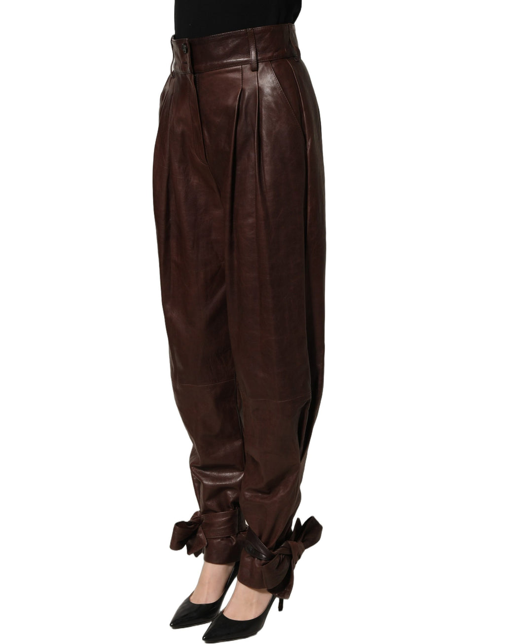 Pantalons en cuir marron à taille haute et jambes tapered de Dolce & Gabbana, vue détaillée sur le tissu et la coupe.