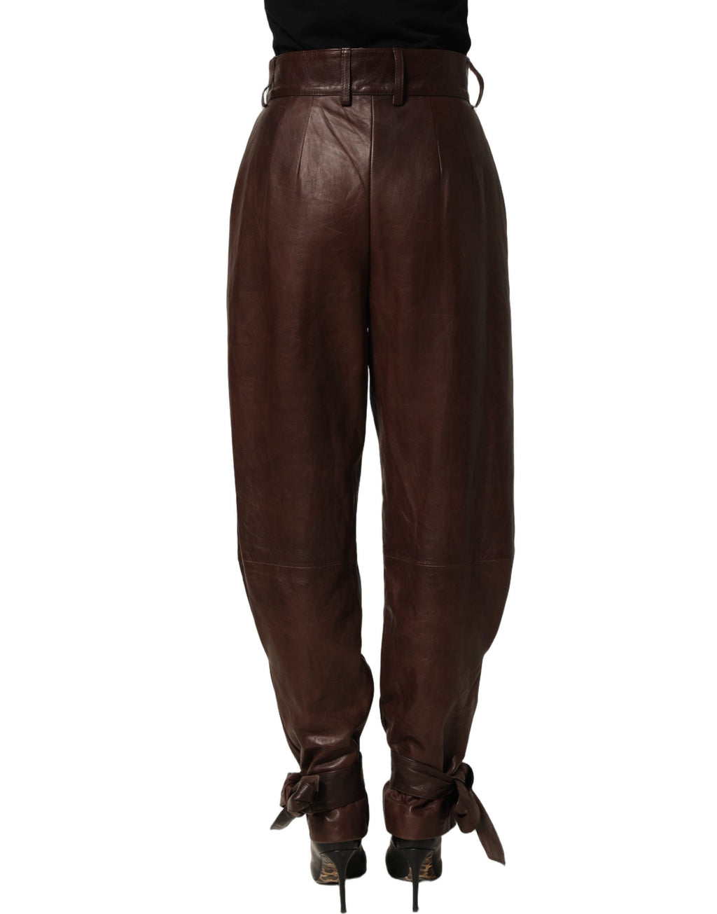 Pantalons en cuir marron Dolce & Gabbana à taille haute et coupe tapered, visible avec détails et texture du tissu.