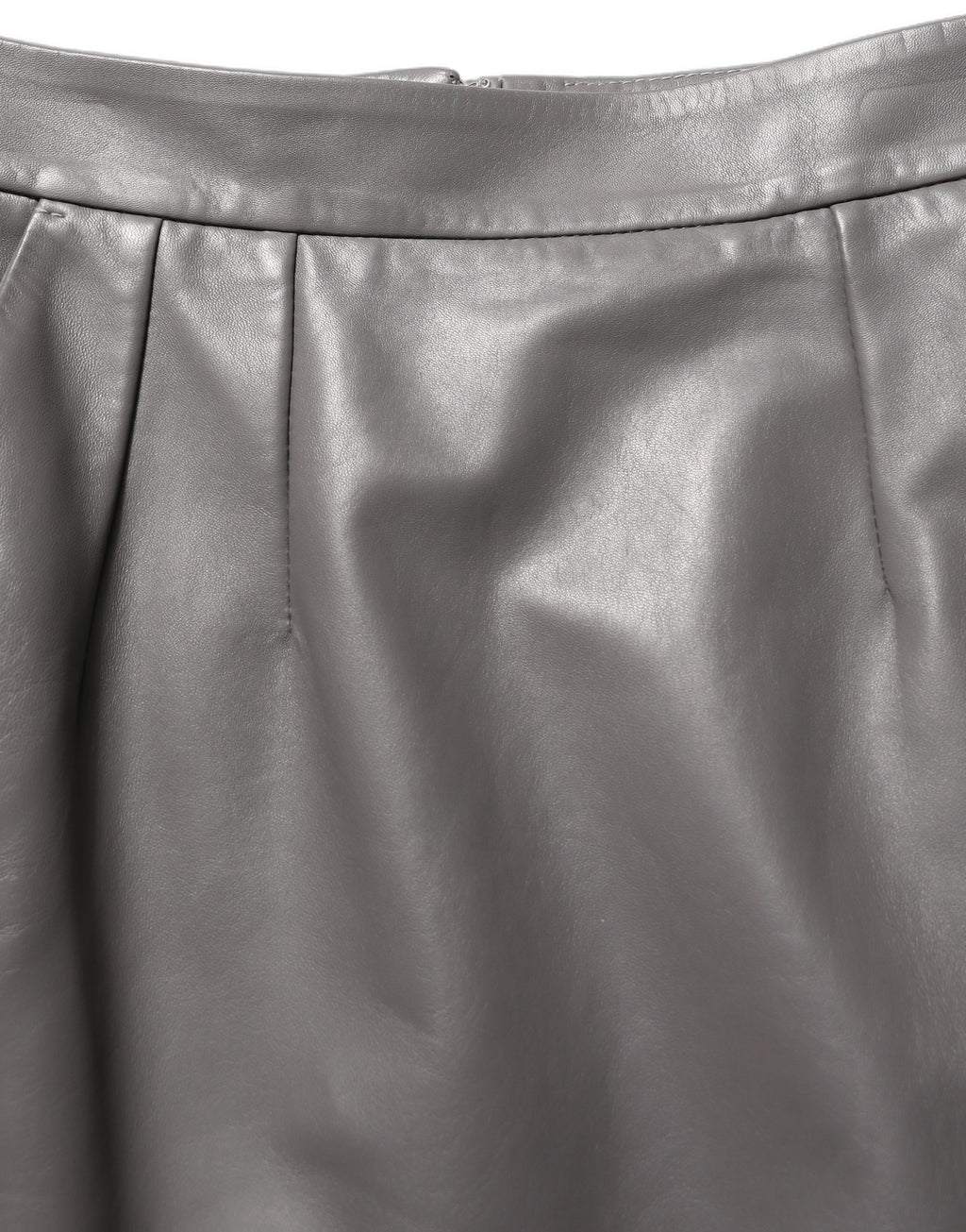 Jupe midi en cuir gris à taille haute de Dolce & Gabbana, coupe pencil, élégante et sophistiquée, visible en gros plan.
