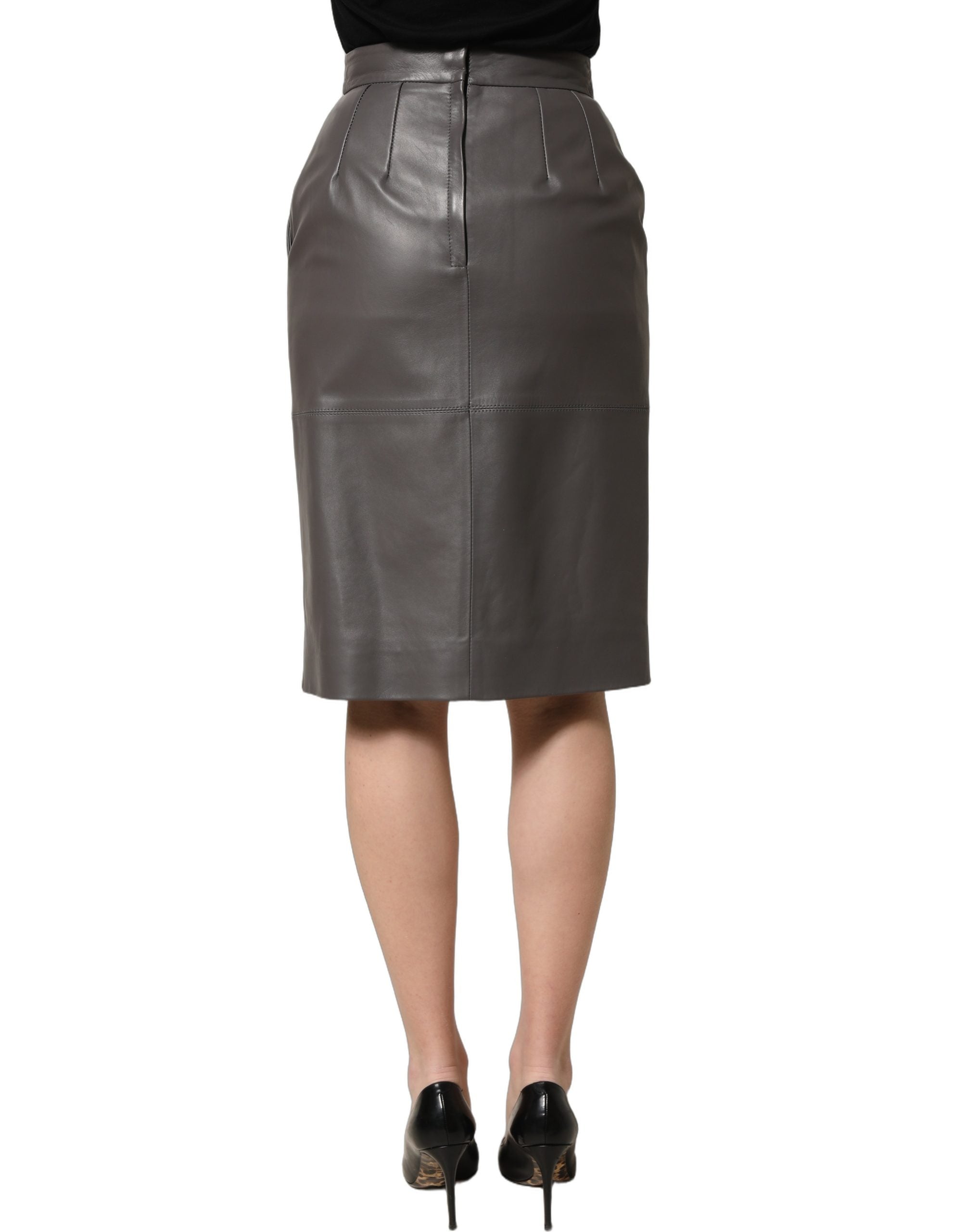 Jupe midi en cuir gris à taille haute de Dolce & Gabbana, coupe pencil élégante et sophistiquée.