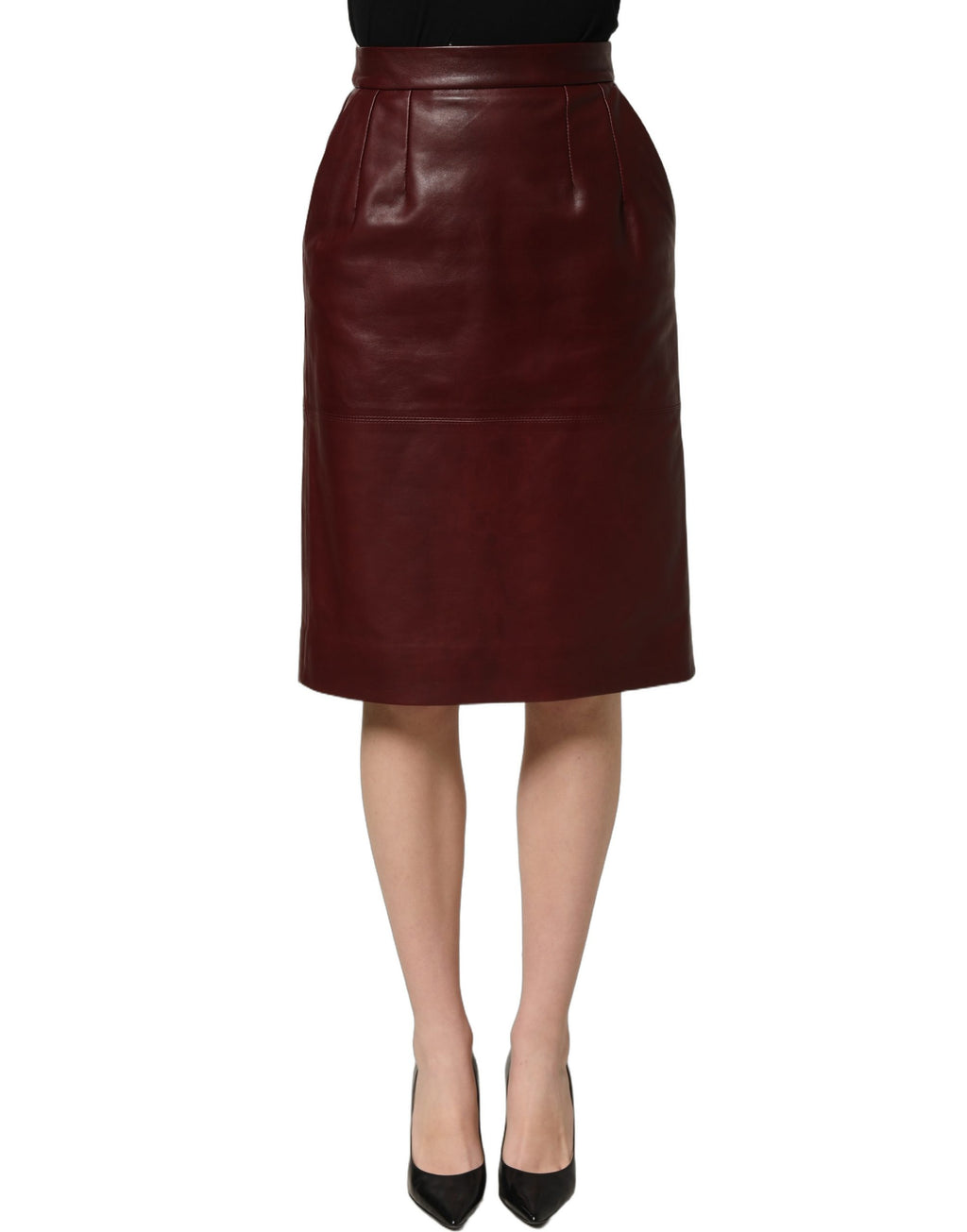 Jupe midi crayon en cuir bordeaux haute taille de Dolce & Gabbana, mise en valeur avec un style élégant et sophistiqué.
