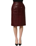 Jupe midi en cuir bourgogne à taille haute de Dolce & Gabbana, coupe pince, élégante et ajustée.