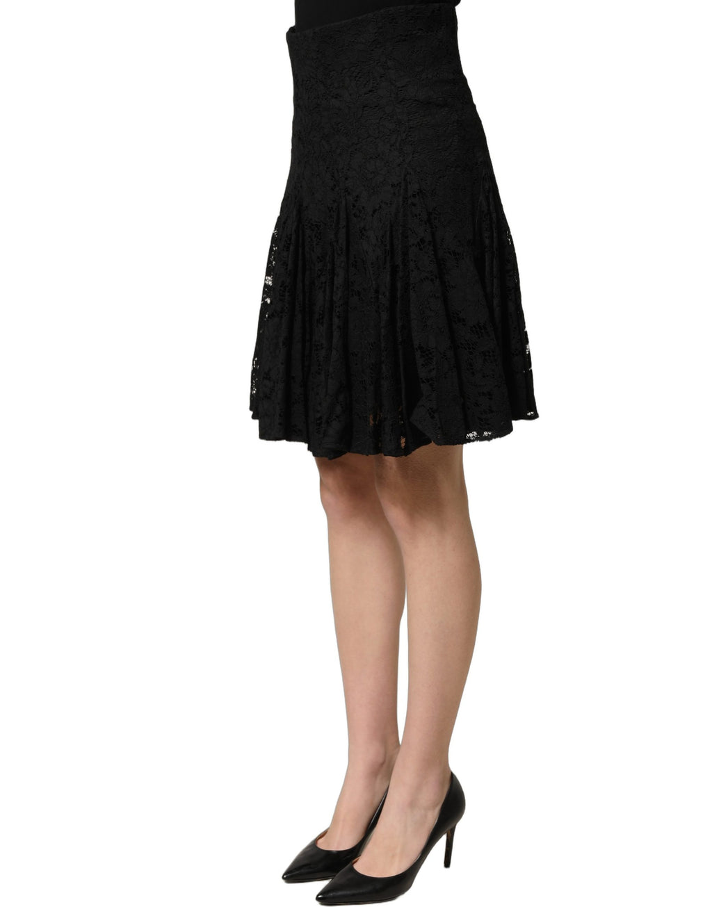 Jupe courte en dentelle noire à motifs floraux et découpes, de style A-line par Dolce & Gabbana.