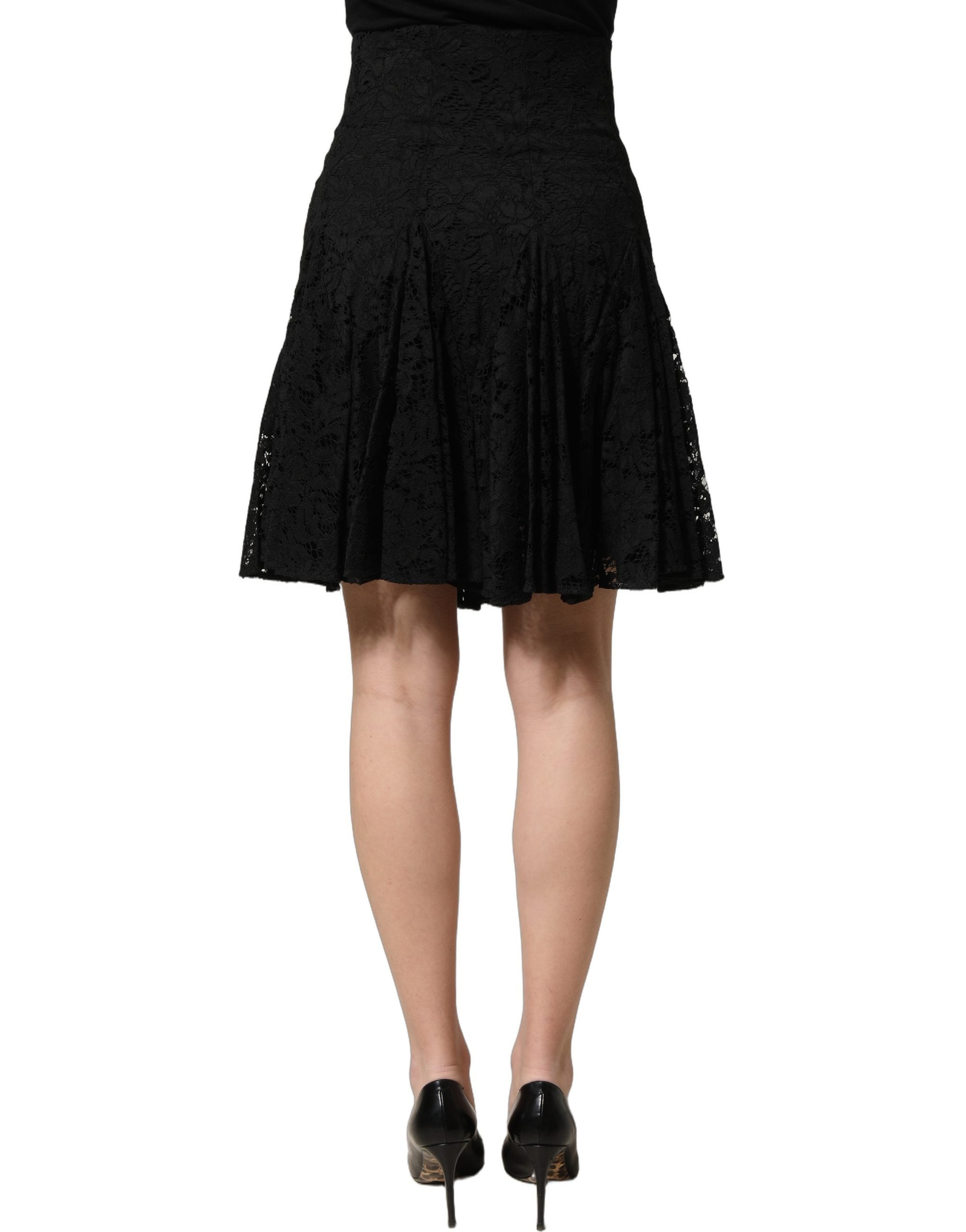 Jupe mini noire en dentelle avec découpes florales et ligne A, par Dolce & Gabbana, montrant les détails du tissu et du design.
