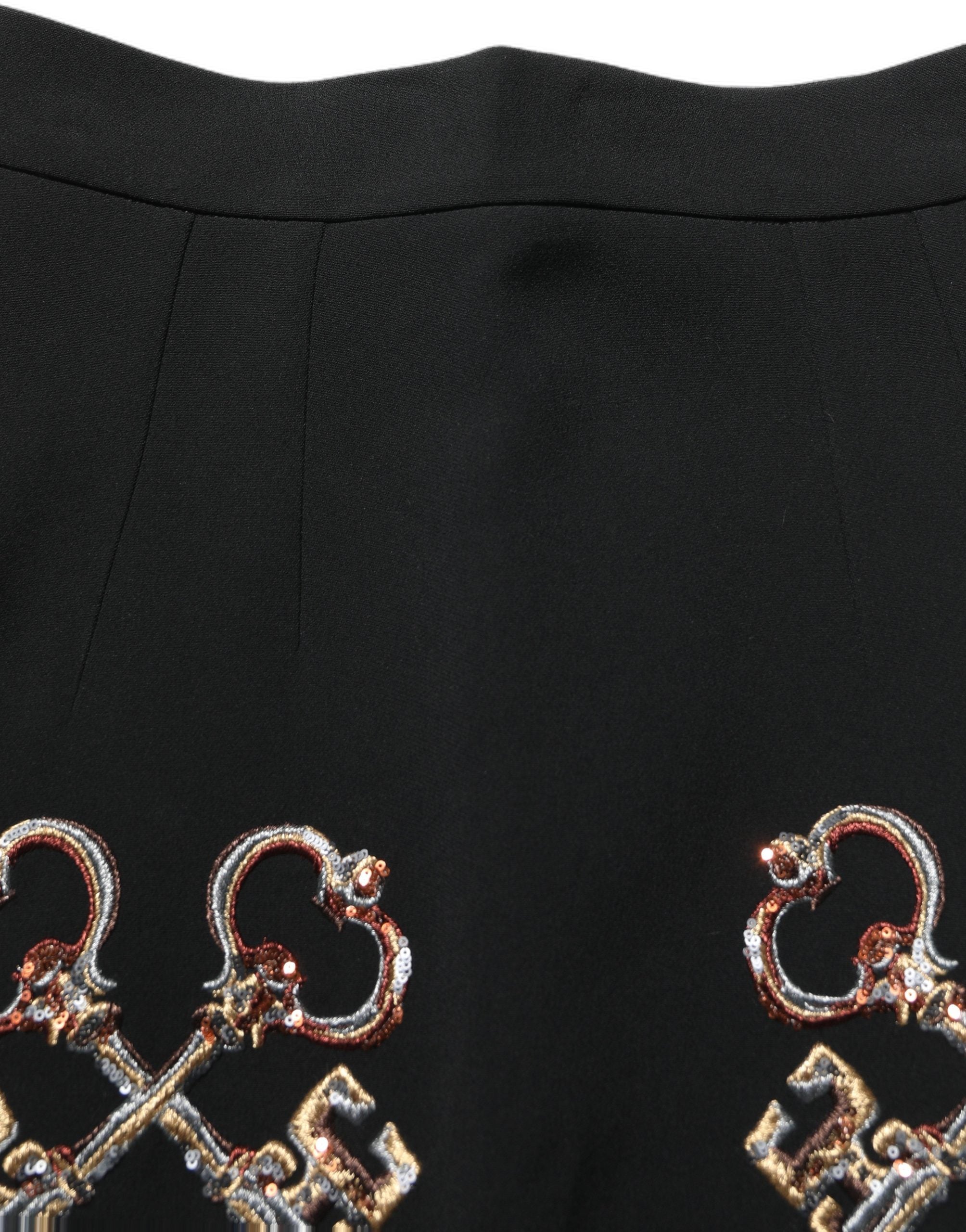 Jupe courte noire à fleurs avec embellissements Dolce & Gabbana, style A-line, visible avec détails floraux et broderies élégantes.