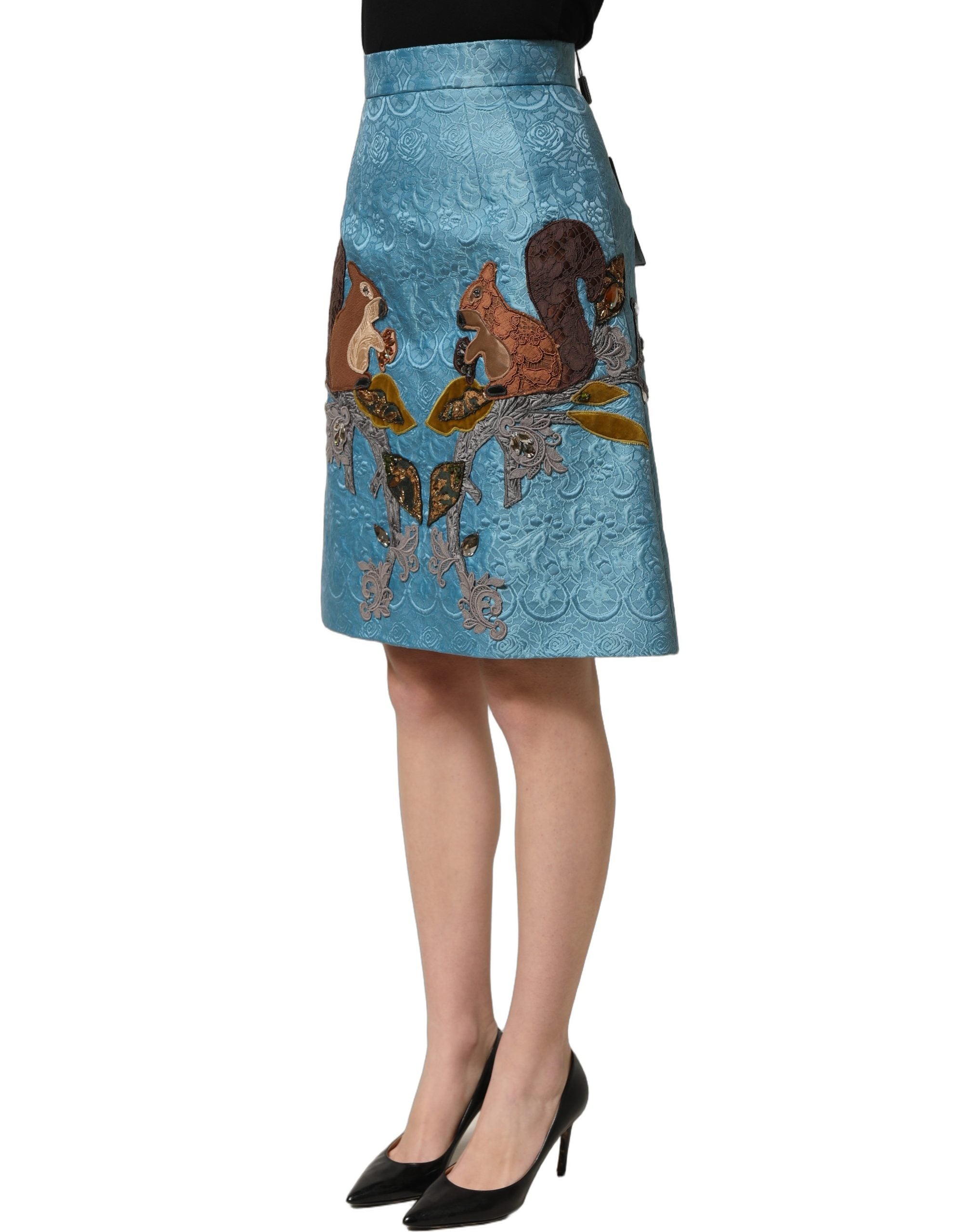 Jupe trapèze en jacquard bleu brodé de Dolce & Gabbana, style élégant et sophistiqué visible sur le modèle.