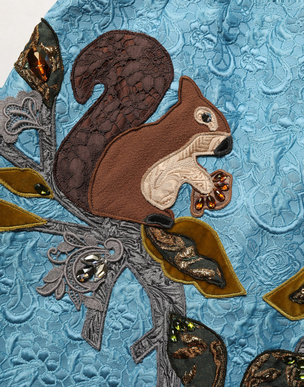 Jupe trapèze en jacquard bleu avec broderies Dolce & Gabbana, textile élégant et détails sophistiqués.