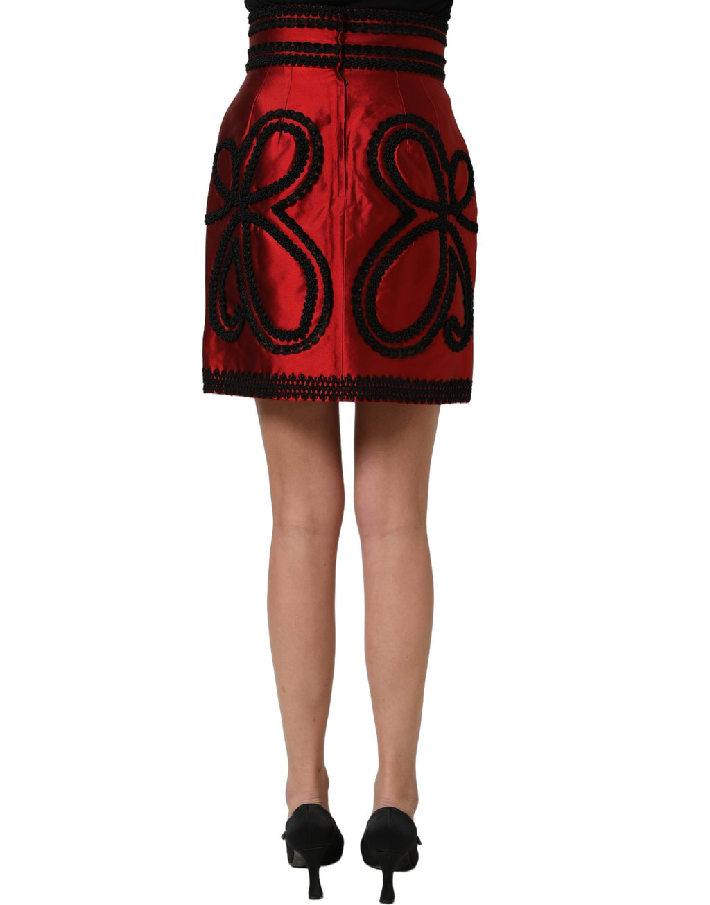 Jupe courte A-line rouge Dolce & Gabbana avec broderie en soutache élégante et détails sophistiqués.
