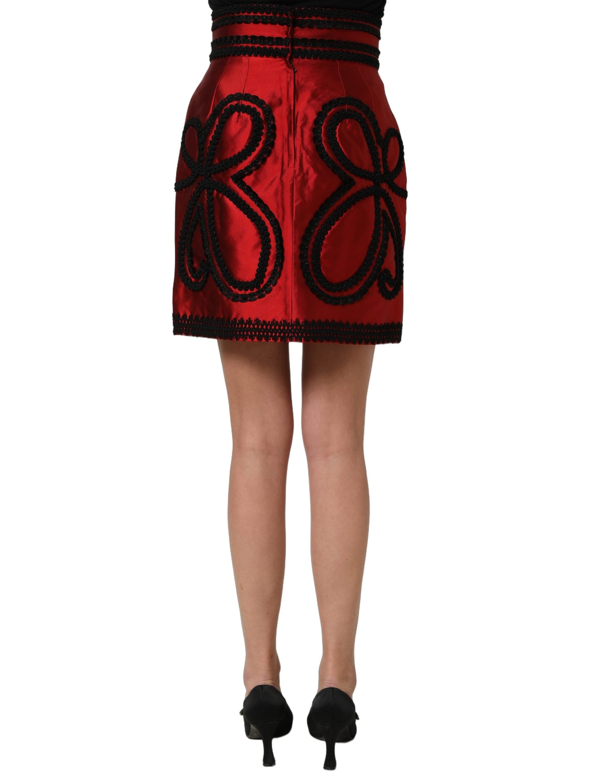 Jupe courte A-line rouge Dolce & Gabbana avec broderie en soutache élégante et détails sophistiqués.