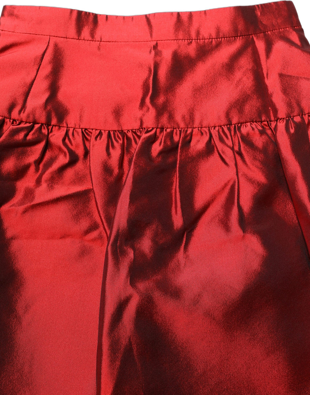 Mini jupe en satin de soie rouge à taille haute et en bulle, signée Dolce & Gabbana, visible avec détails élégants.