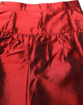Mini jupe en satin de soie rouge à taille haute et en bulle, signée Dolce & Gabbana, visible avec détails élégants.
