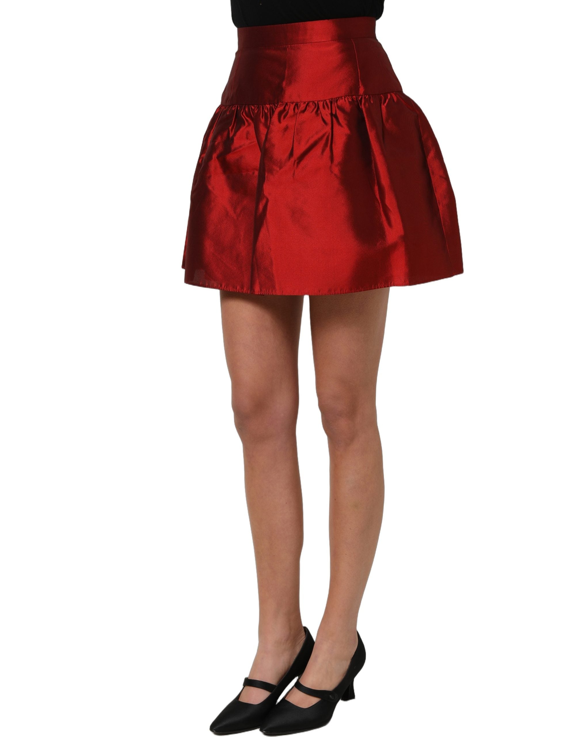 Jupe courte en satin rouge en soie, style bubble à taille haute, de la marque Dolce & Gabbana.