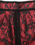 Jupe courte en jacquard floral rouge et noir de Dolce & Gabbana, mettant en valeur un motif en dentelle élégante.