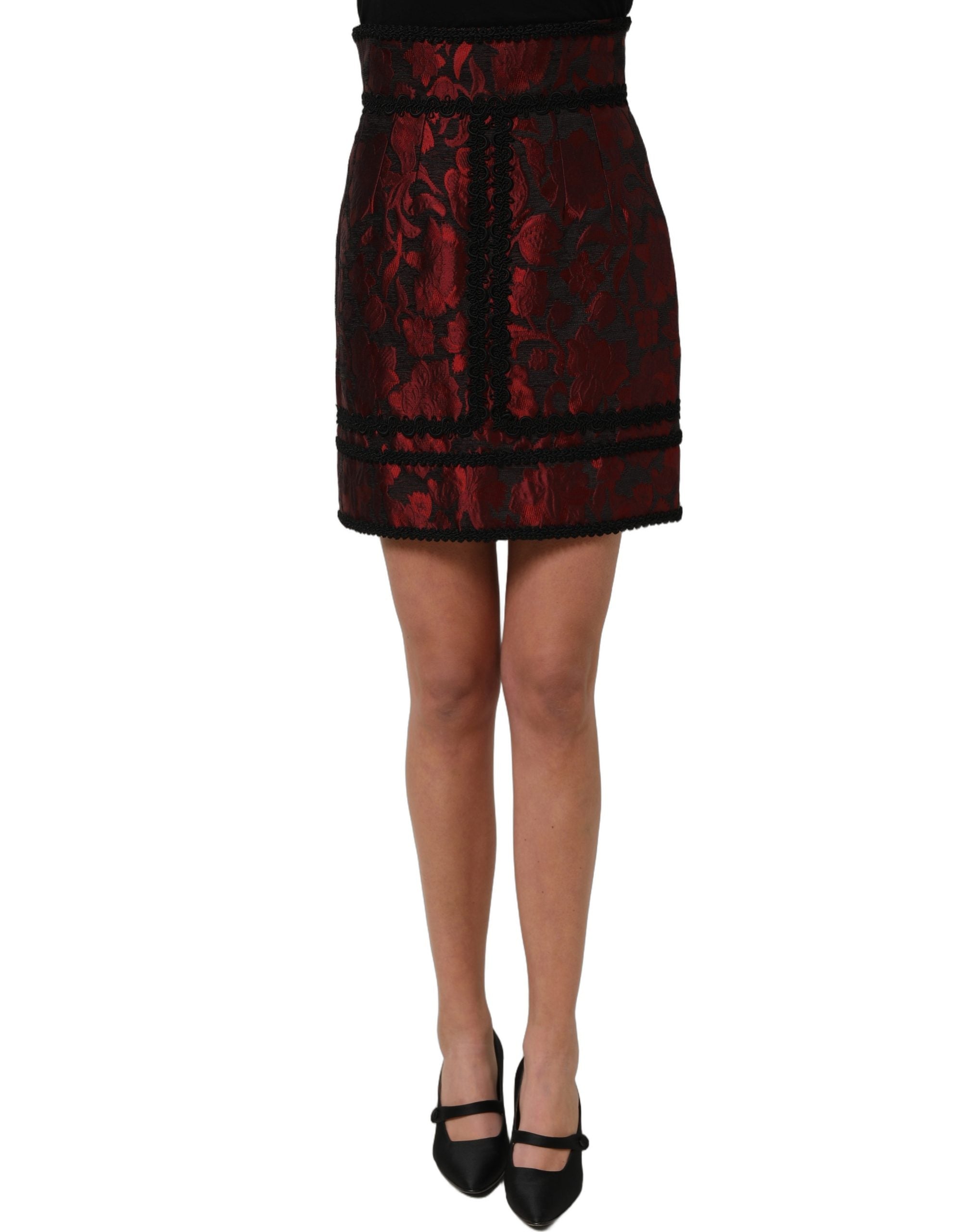 Jupe courte en jacquard floral rouge et noir Dolce & Gabbana, tissu en dentelle élégante et détails sophistiqués.