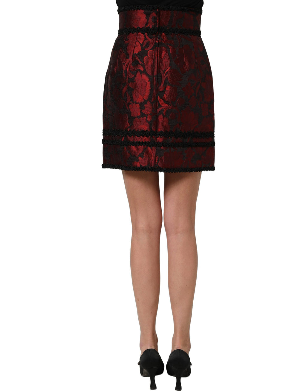 Jupe courte en jacquard floral rouge et noir de Dolce & Gabbana, en dentelle élégante et détails sophistiqués.