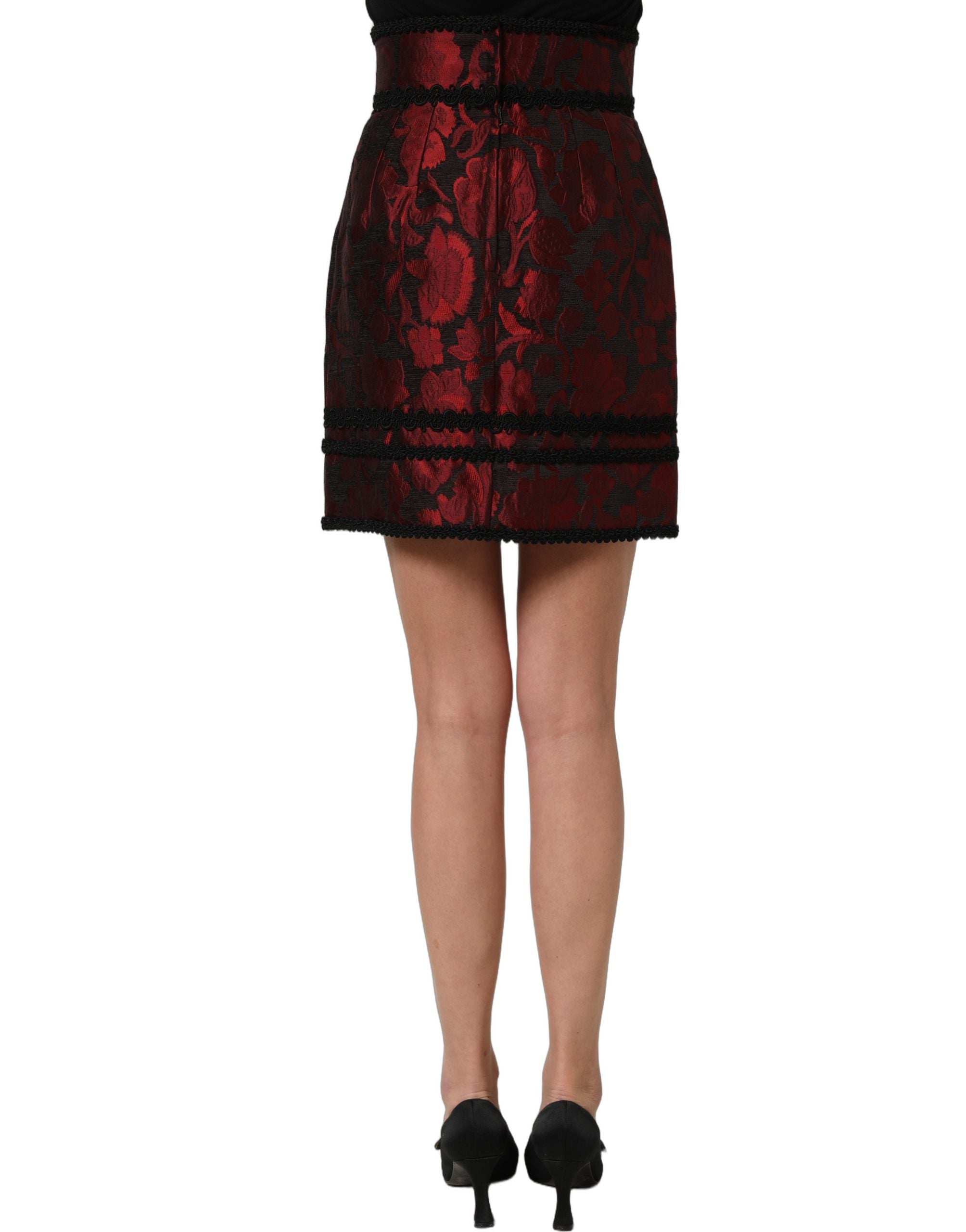 Jupe courte en jacquard floral rouge et noir de Dolce & Gabbana, en dentelle élégante et détails sophistiqués.