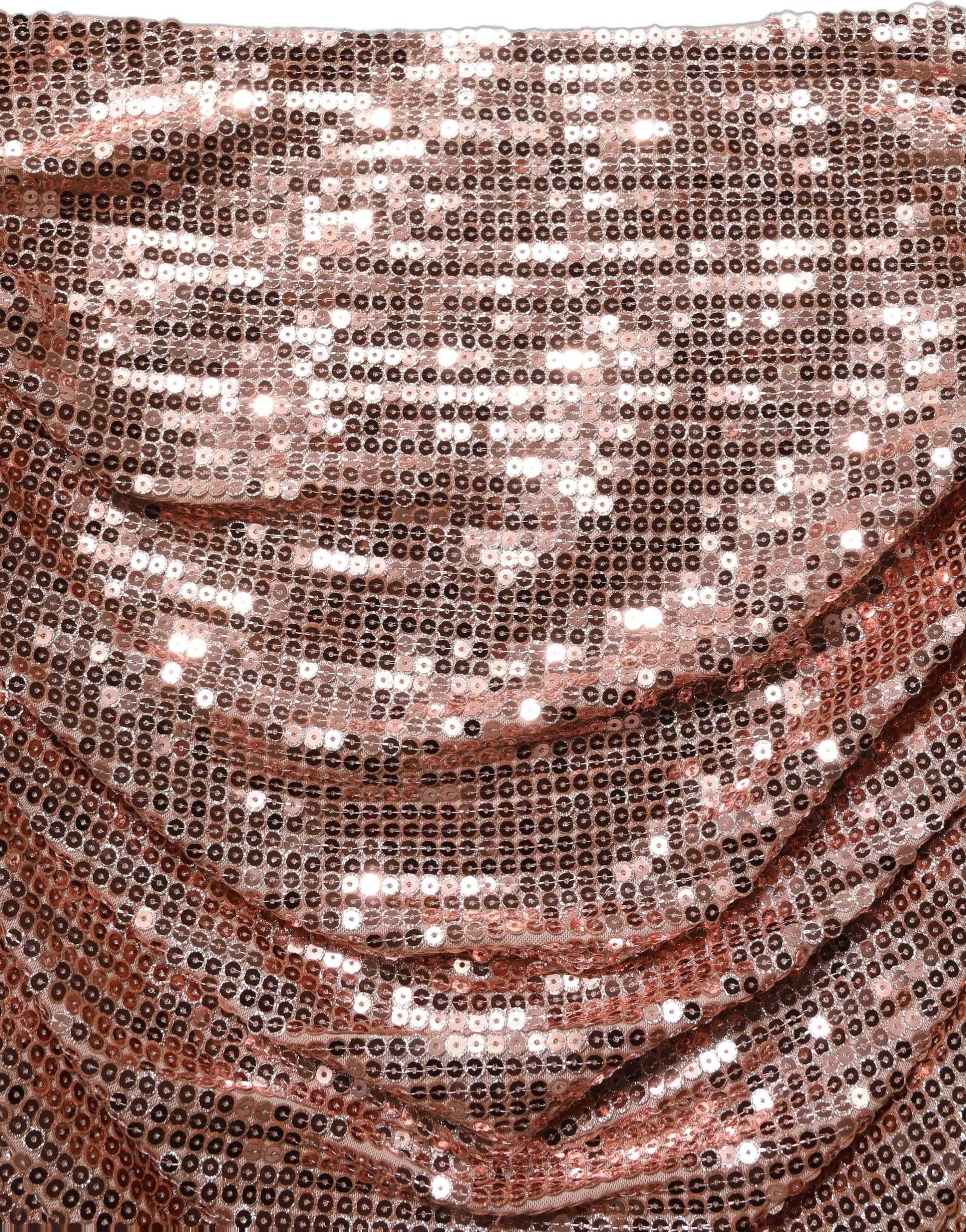 jupe longue Dolce & Gabbana en sequins roses or, taille haute et froncée, vue de face sur fond blanc