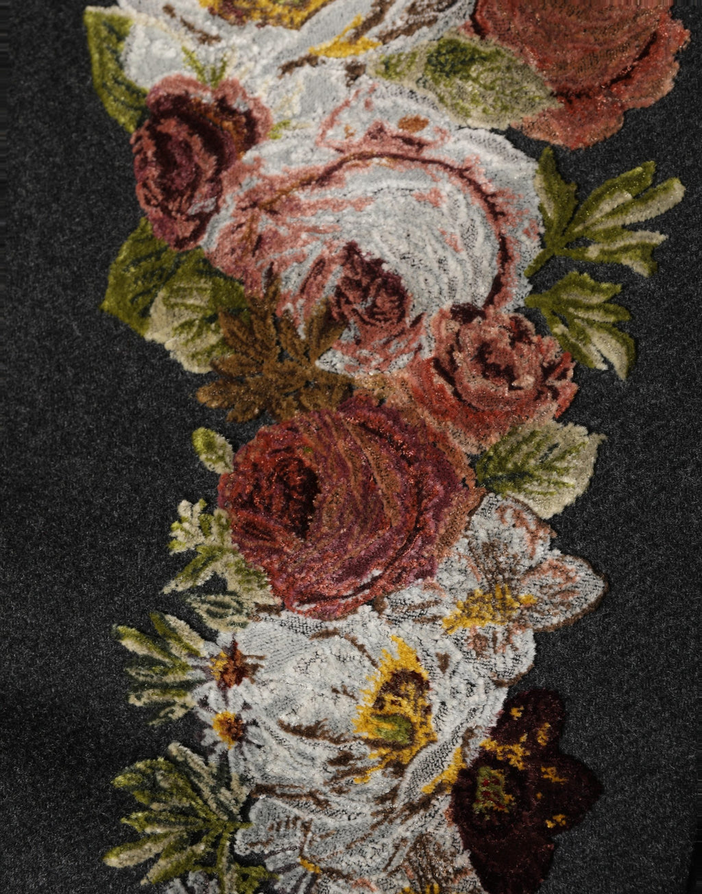 Jupe longue noire à fleurs en macramé Dolce & Gabbana, taille haute et coupe évasée, élégante et sophistiquée.