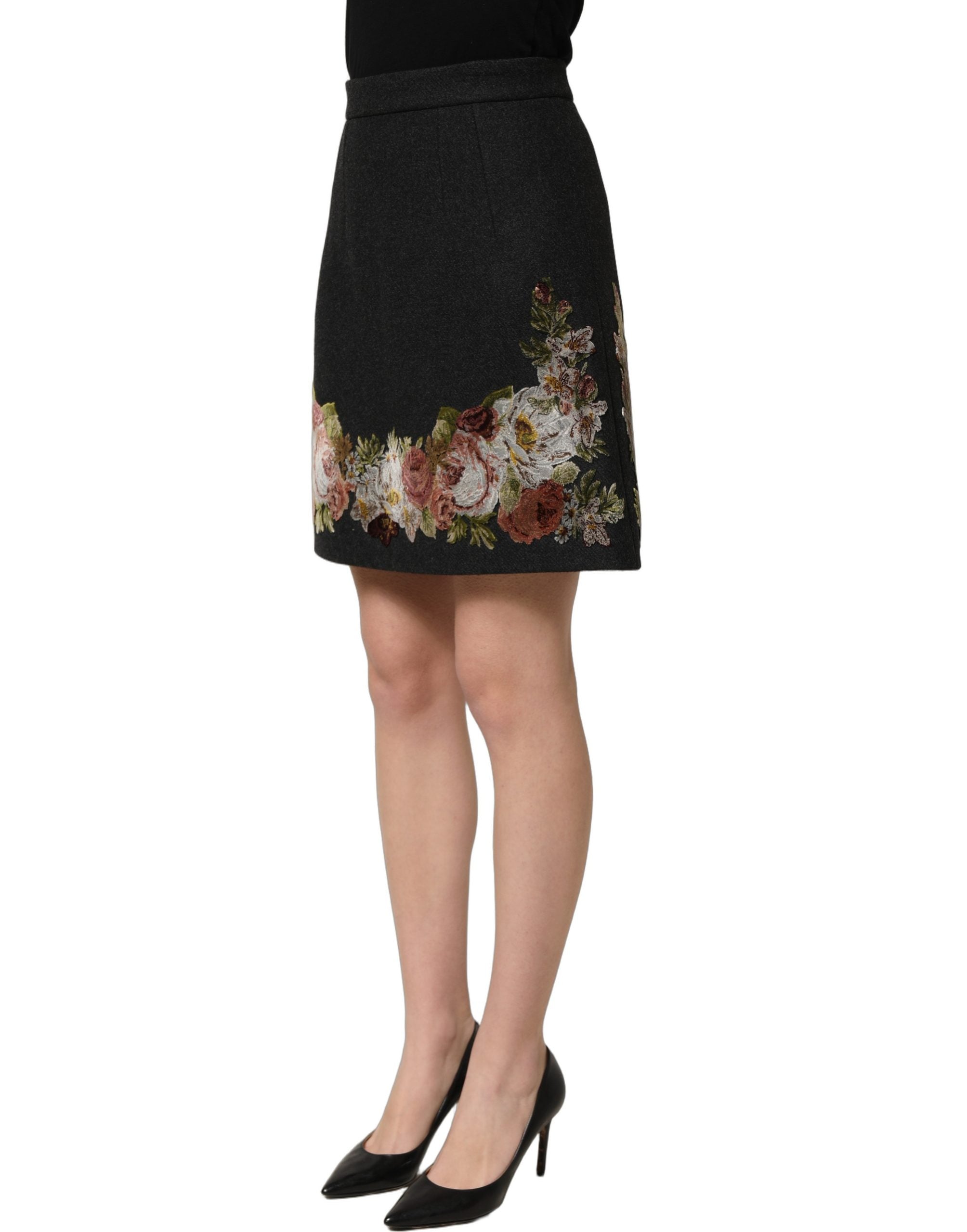 Jupe longue Dolce & Gabbana à fleurs noires, en macramé, taille haute et coupe évasée, vêtement élégant et tendance.