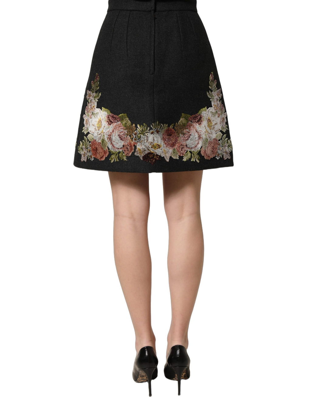 Jupe longue noire à fleurs en macramé Dolce & Gabbana, taille haute et coupe évasée, détails floraux élégants.