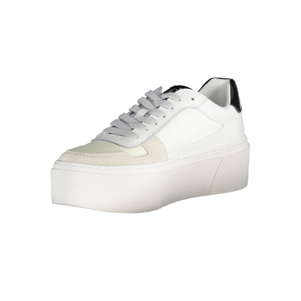 Sneakers blanches pour femmes en polyester de la marque Calvin Klein, vue de face.