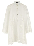 Robe courte en coton blanc de Dolce & Gabbana, silhouette élégante avec détails sophistiqués, portée décontractée ou habillée.