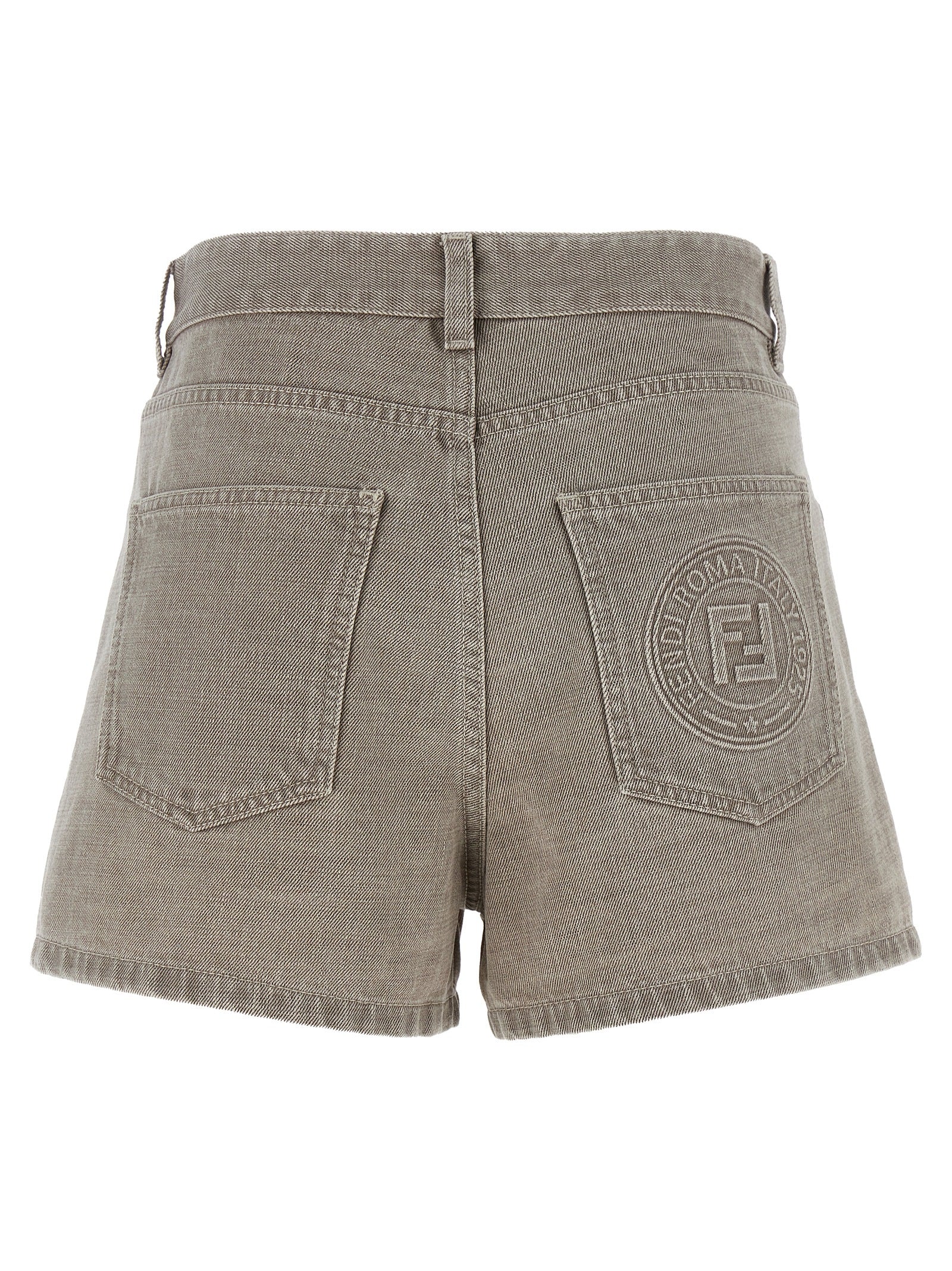 Shorts bermuda en coton beige de la marque Fendi, avec coupe décontractée et détails élégants visibles sur l'image.