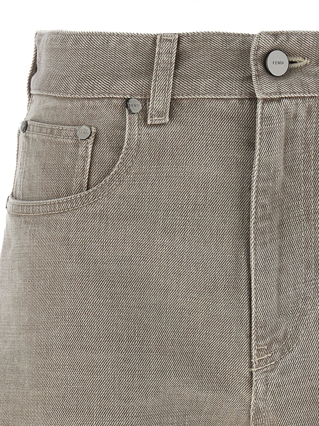 Shorts beige en coton de la marque Fendi, bermuda, avec coupe décontractée et détails élégants visibles sur l'image.