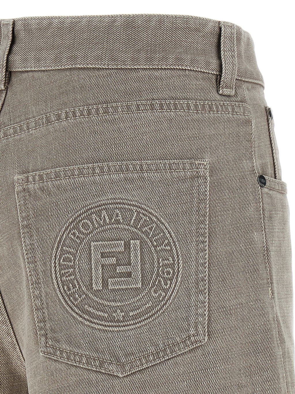 Shorts bermuda en coton beige de la marque Fendi, avec coupe classique et détails de luxe.