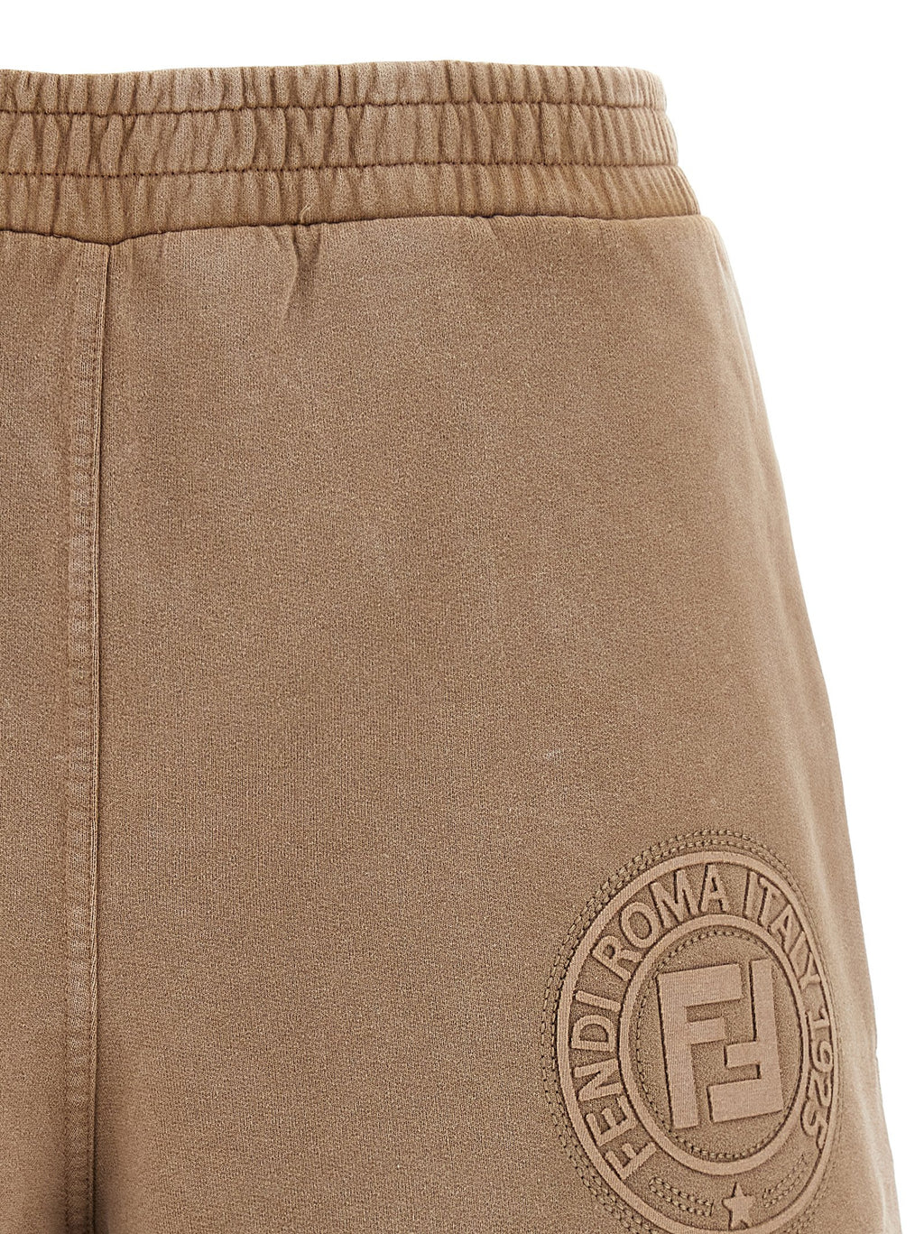 Shorts bermuda en coton marron de la marque Fendi, détail de la texture et du design élégant.