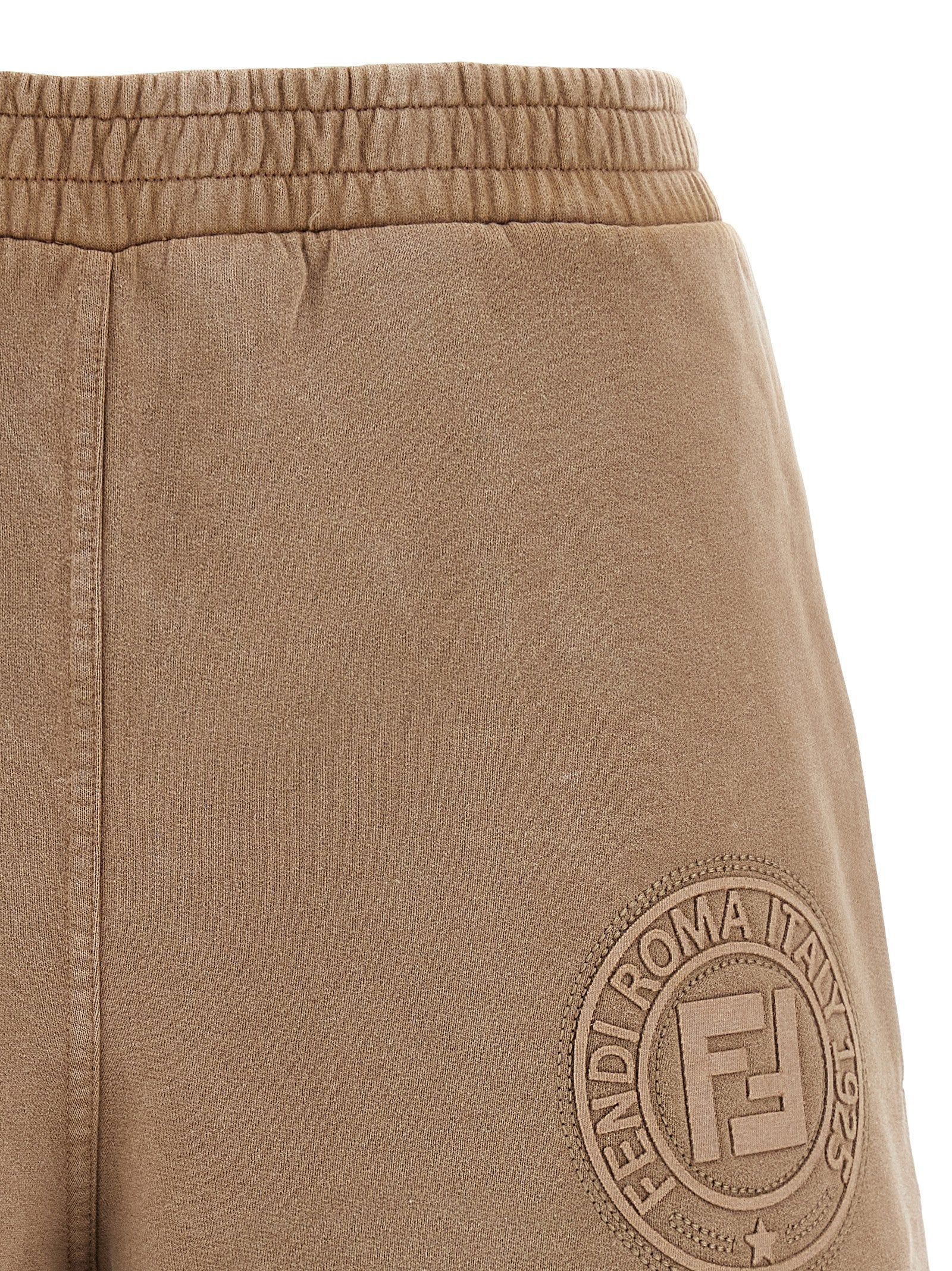Shorts bermuda en coton marron de la marque Fendi, détail de la texture et du design élégant.