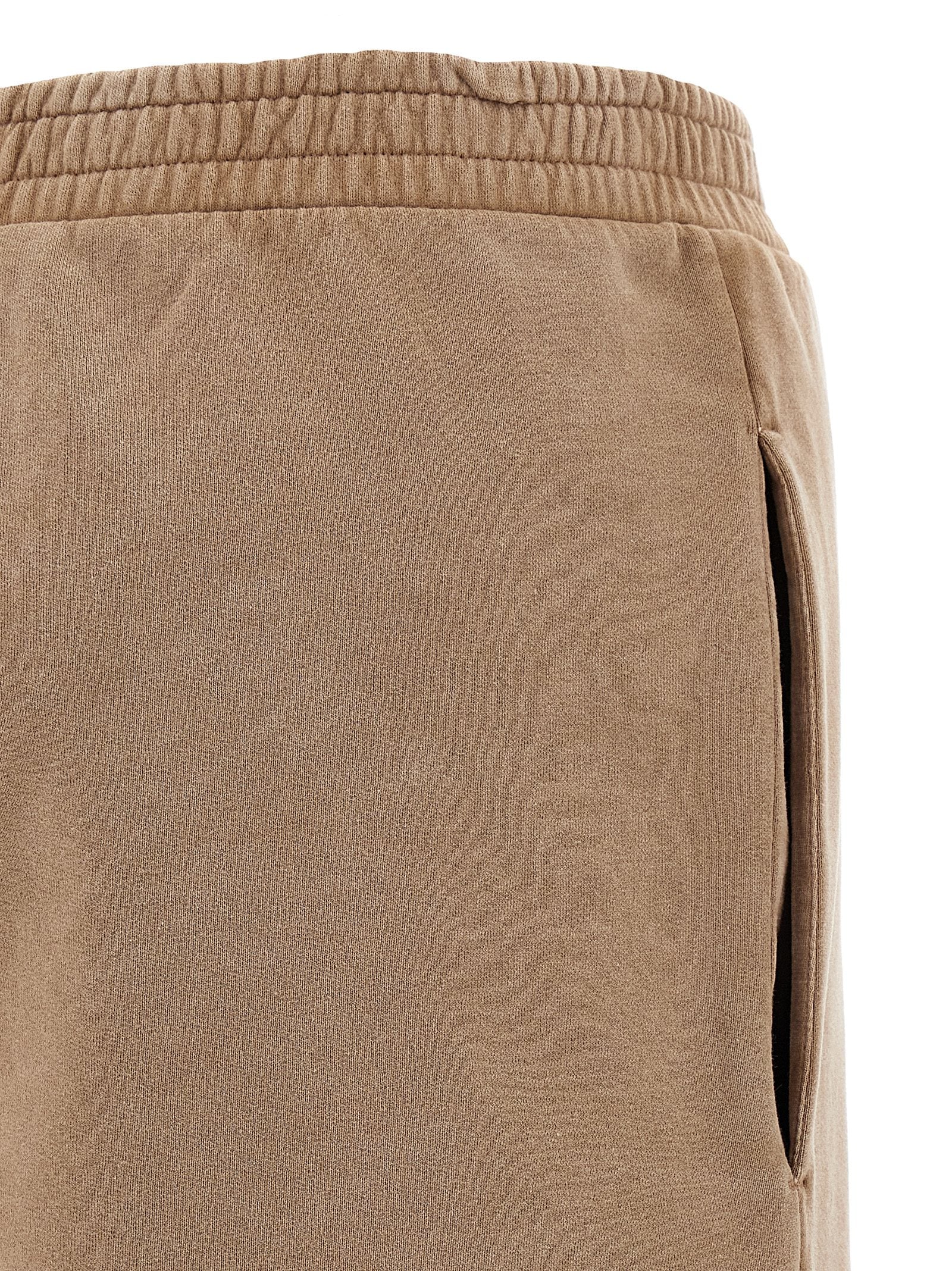 Shorts bermuda en coton marron de la marque Fendi, vêtement décontracté avec logo Fendi visible.