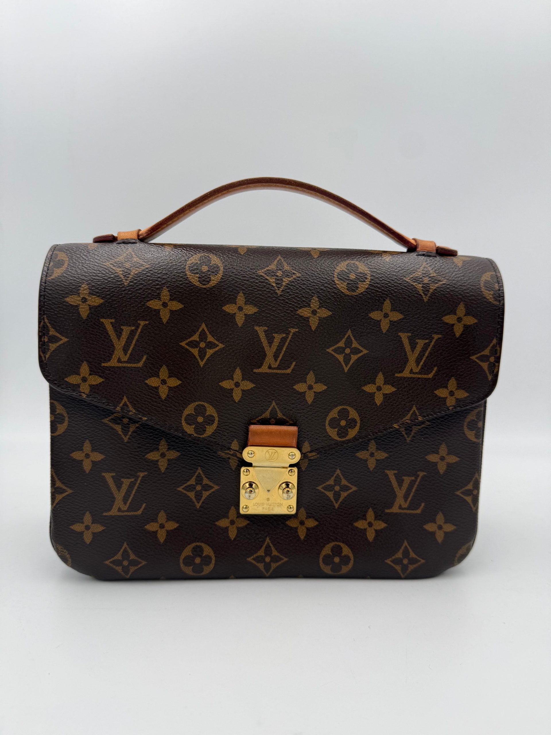 Sac à main Louis Vuitton Metis en monogramme Louis Vuitton, élégant et sophistiqué, avec bandoulière en cuir et fermeture métallique.
