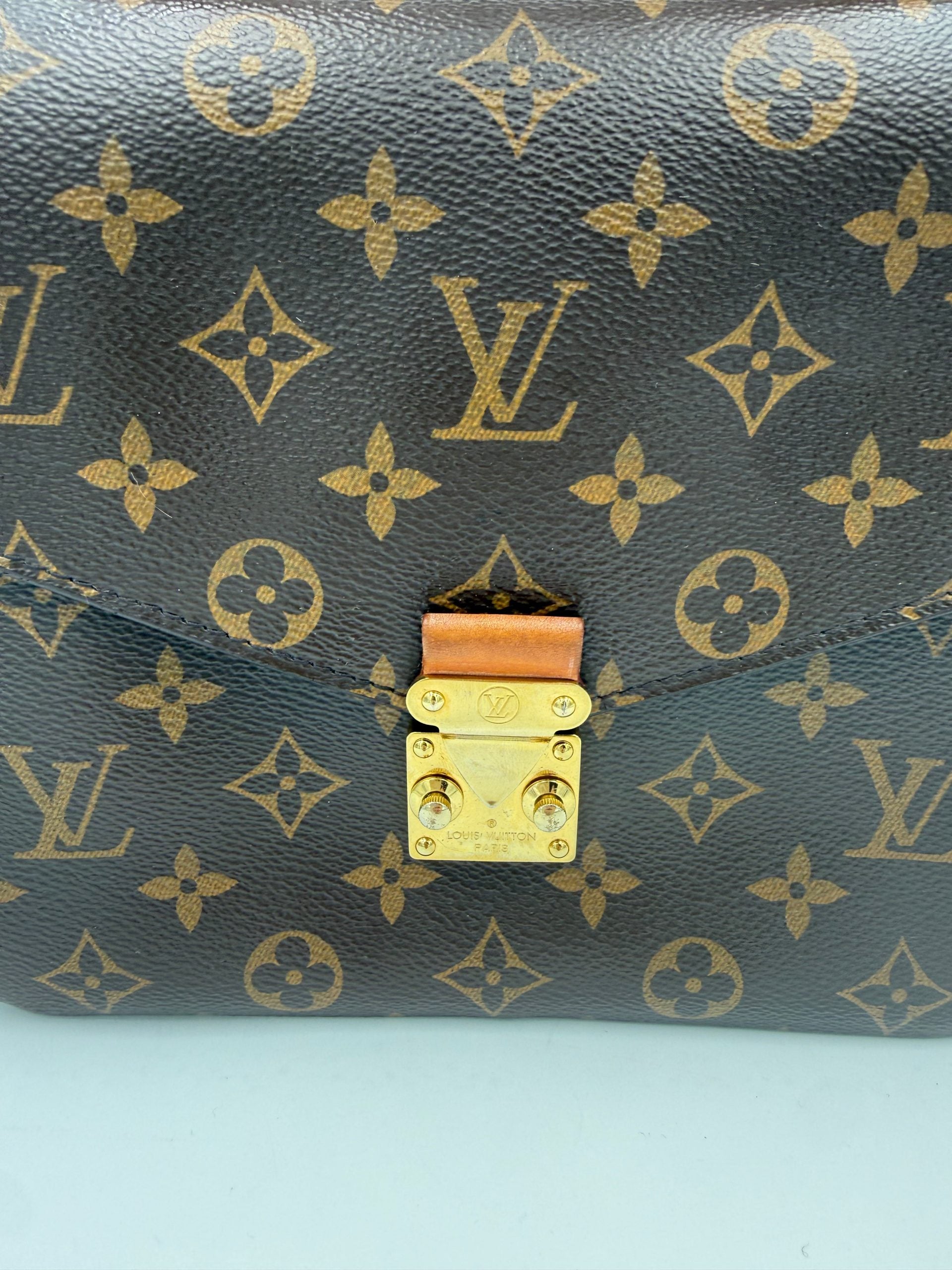 Sac à main Louis Vuitton Metis Monogramme, cuir naturel, avec double poignée et fermeture métallique, vue de face.
