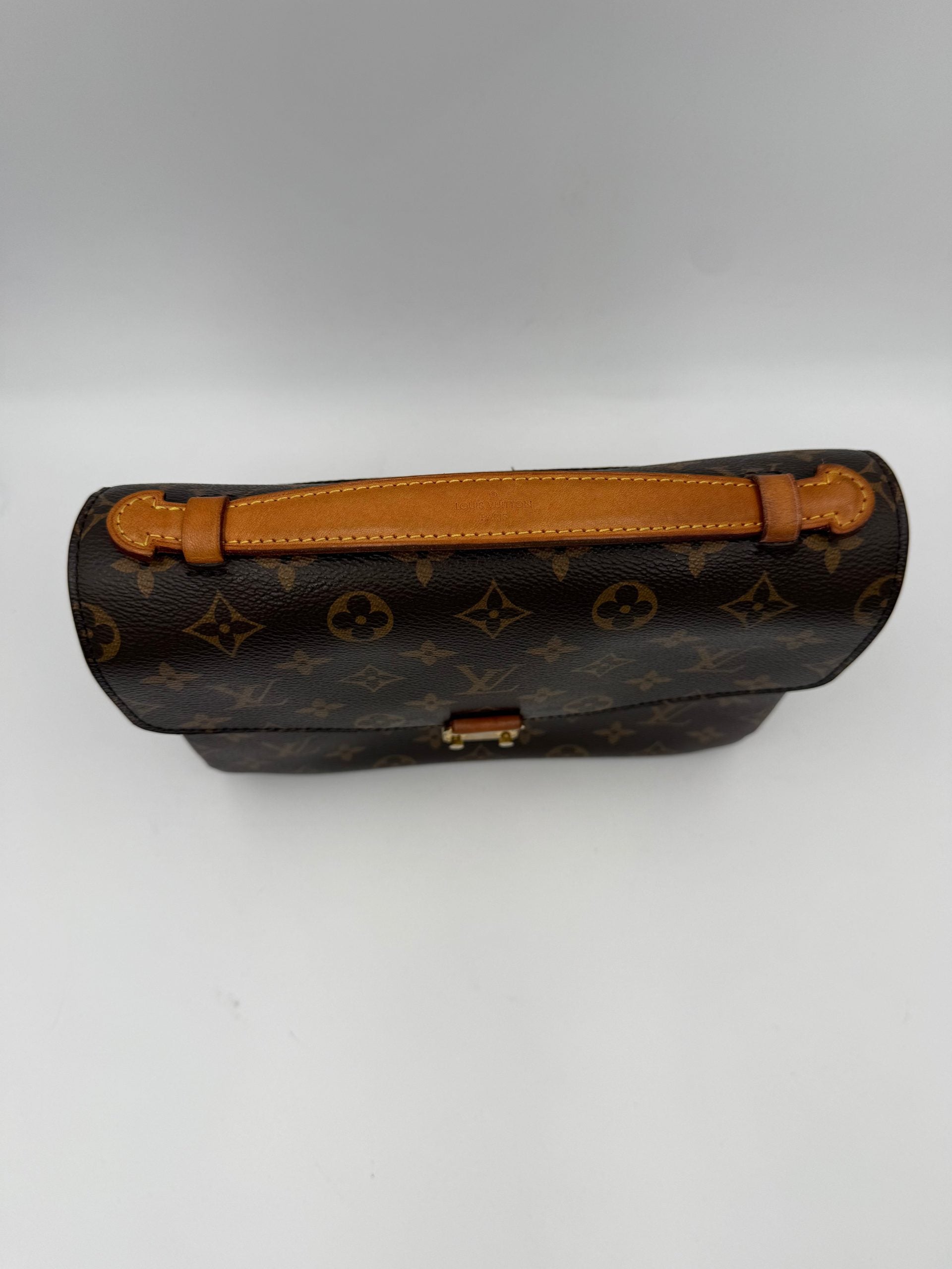 Sac à main Louis Vuitton Metis Monogram, sac à main en cuir avec logo emblématique, détails élégants et bandoulière ajustable.