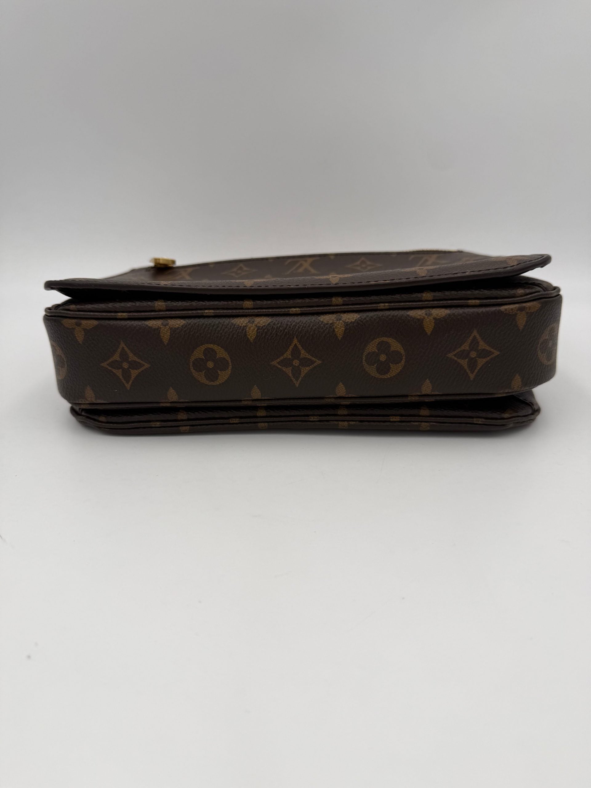 Sac à main Louis Vuitton Metis en monogramme, sac à main en cuir avec poignées en cuir naturel et fermeture métallique élégante.