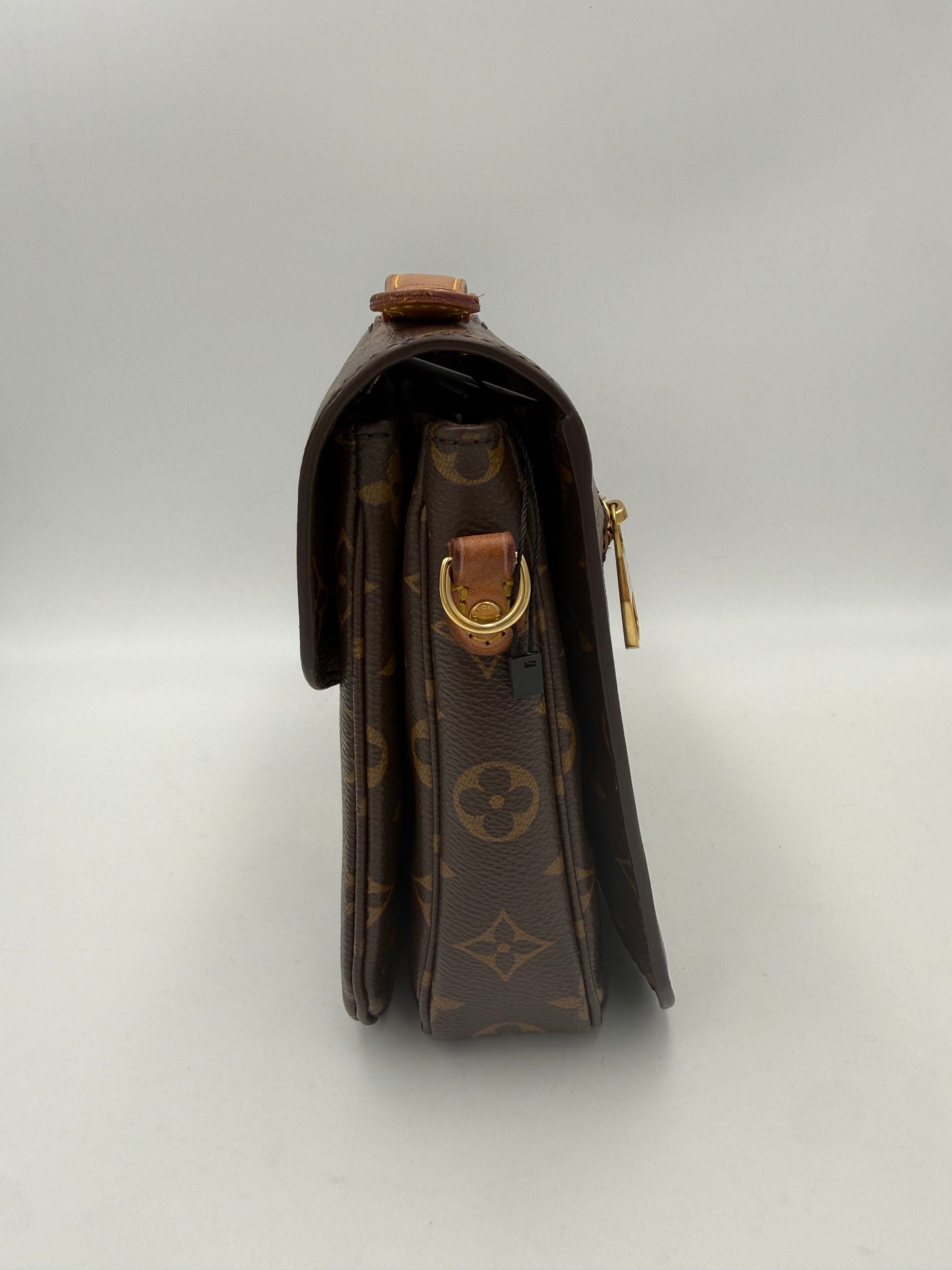 Sac à main Louis Vuitton Metis en monogramme Louis Vuitton, design élégant avec poignées en cuir et fermeture métallique.