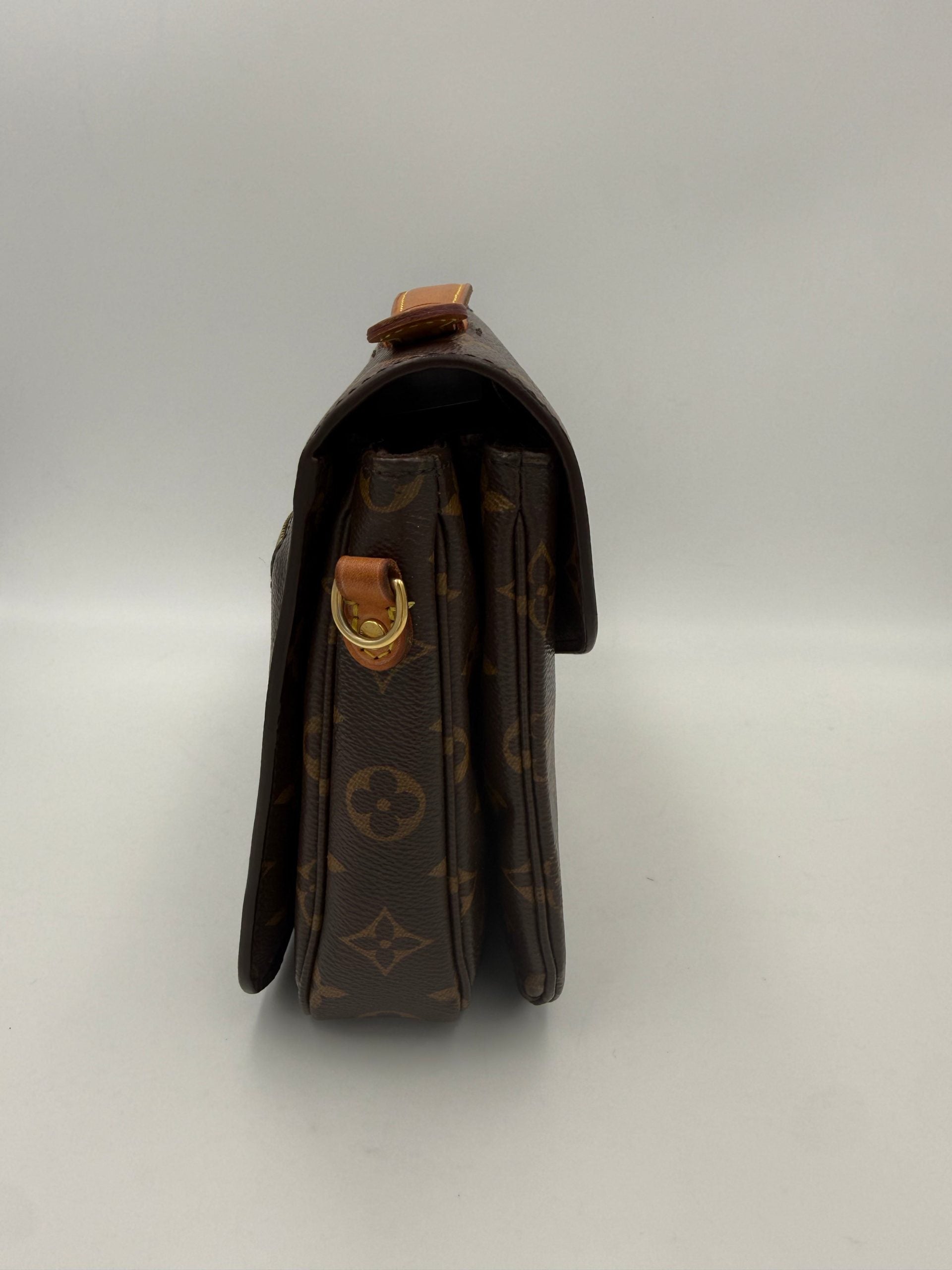 Sac à main Louis Vuitton Metis en toile Monogram, avec bandoulière et fermoir en métal, élégant et classique.
