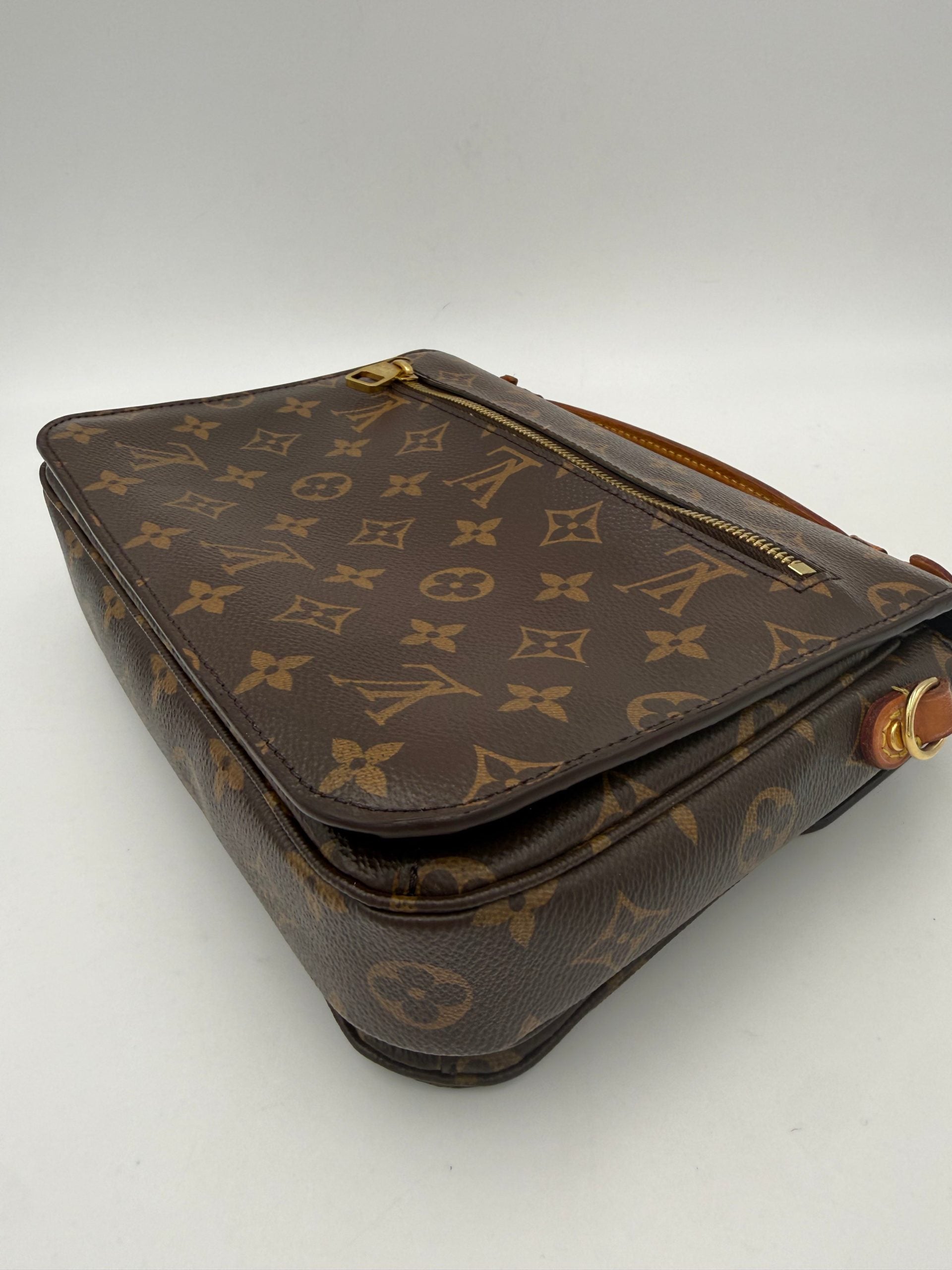 Sac à main Louis Vuitton Metis en monogramme, élégant et spacieux avec poignée en cuir et fermeture métallique.