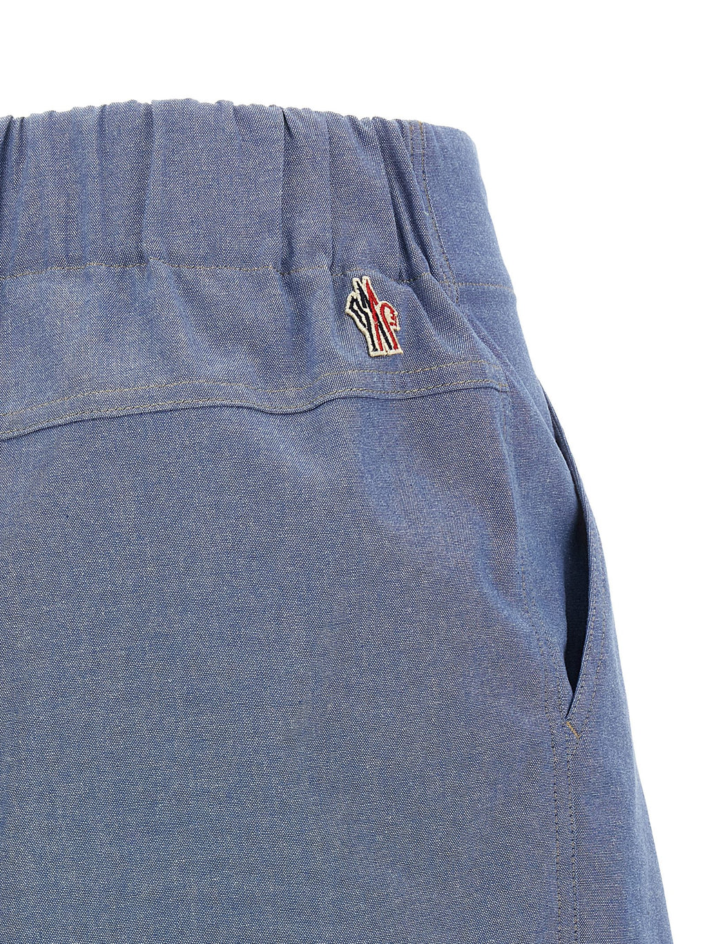 Shorts bermuda en coton bleu Moncler Grenoble, style décontracté et confort pour l'été, visibles avec poches et logo brodé.
