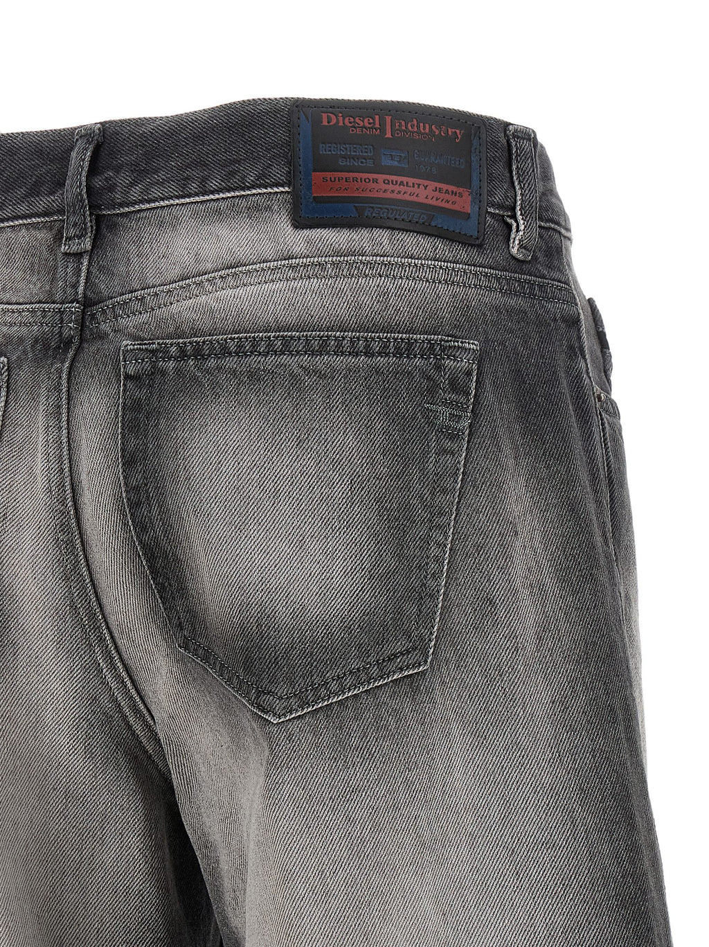 Jeans évasés en coton gris de la marque Diesel, coupe décontractée et tendance pour femme ou homme.