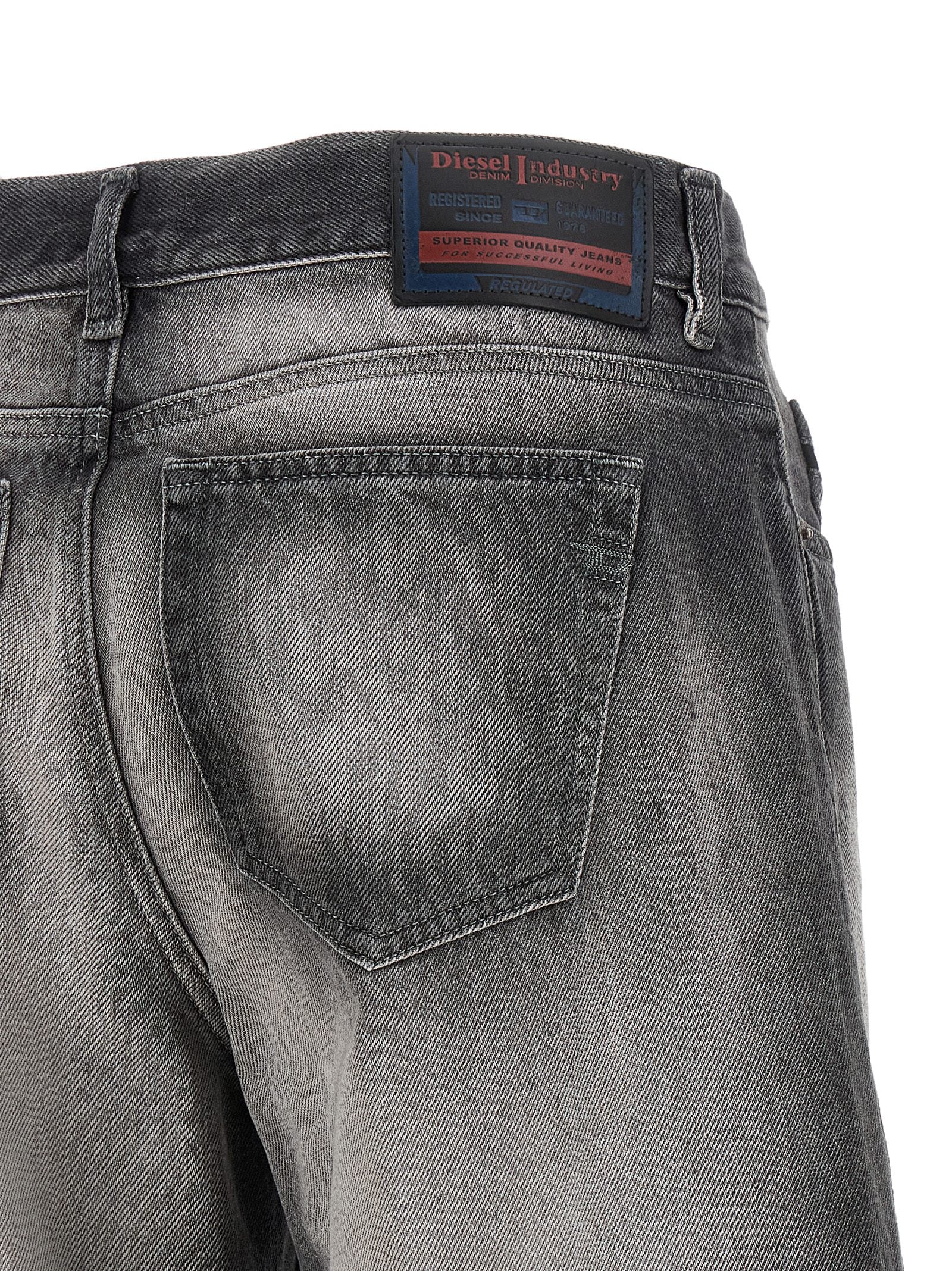 Jeans évasés en coton gris de la marque Diesel, coupe décontractée et tendance pour femme ou homme.