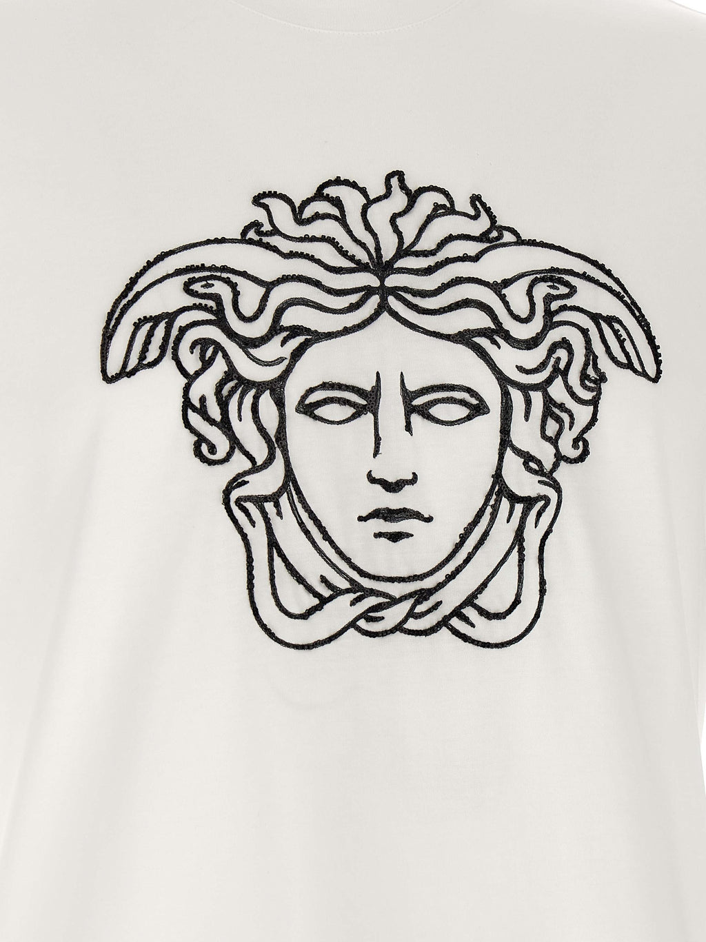T-shirt en coton bicolore Versace, coupe classique avec logo emblématique sur la poitrine, porté par un mannequin.