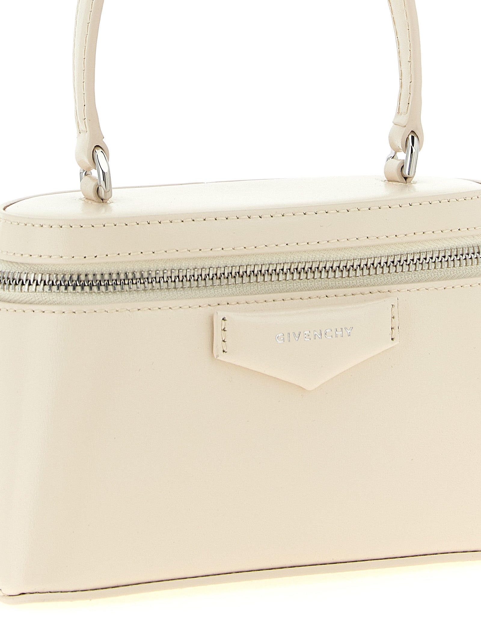 Sac à bandoulière en cuir blanc Givenchy, élégant et sophistiqué, avec détails raffinés.