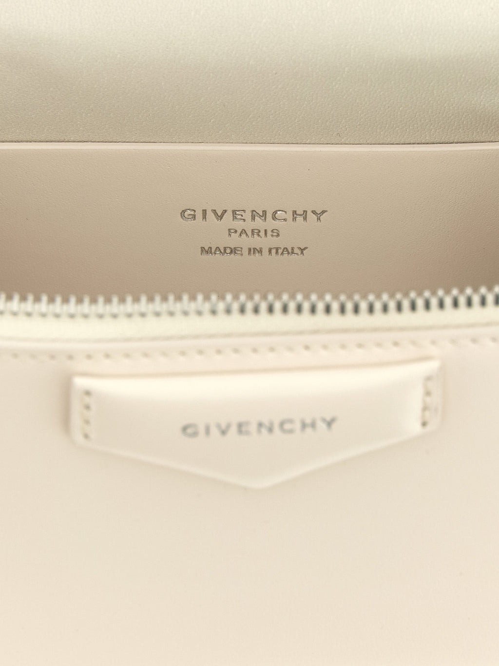 Sac à bandoulière en cuir blanc Givenchy, élégant et sophistiqué, avec détails en métal or et design minimaliste.