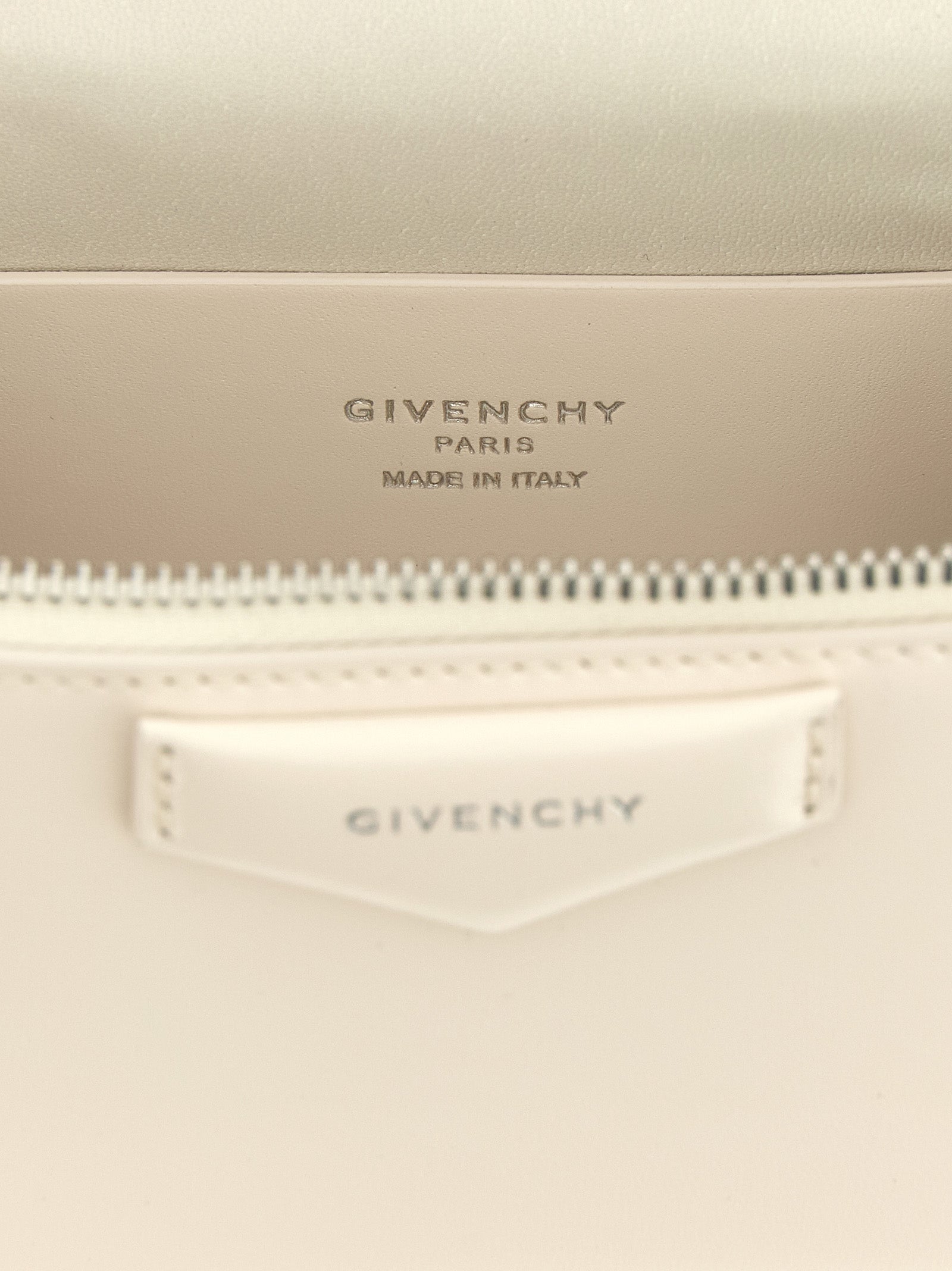 Sac à bandoulière en cuir blanc Givenchy, élégant et sophistiqué, avec détails en métal or et design minimaliste.
