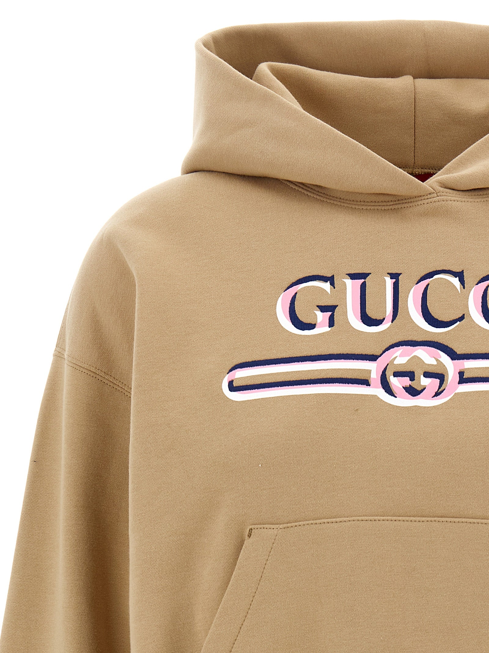 Sweat à capuche en coton beige Gucci, doux et confortable, avec logo Gucci visible sur le devant.