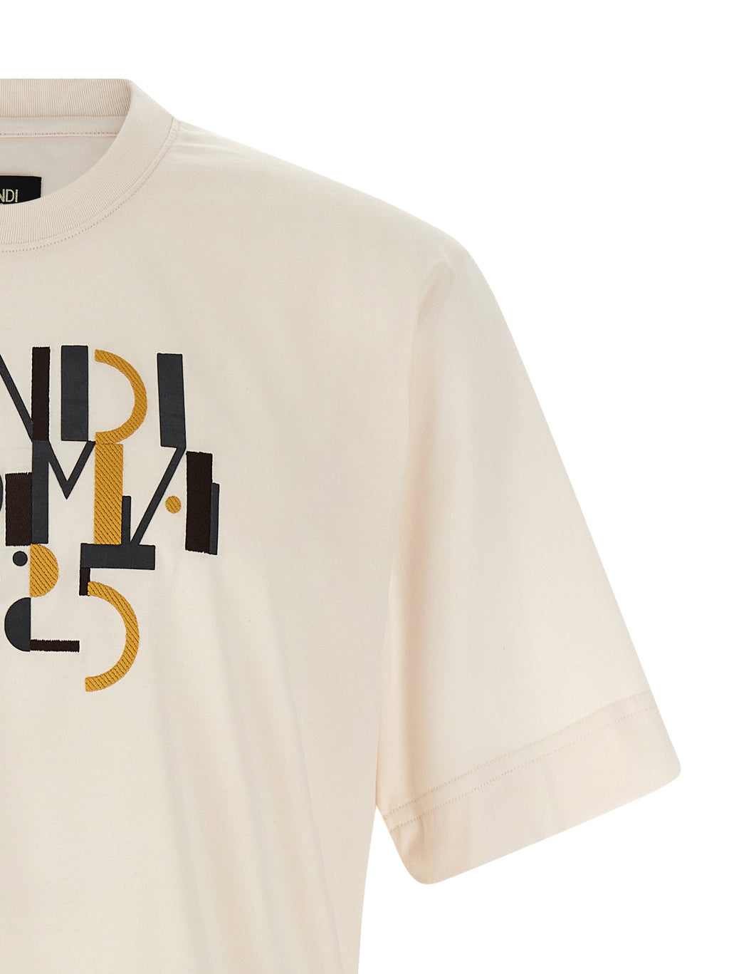 T-shirt blanc en coton de la marque Fendi, vue de face, avec logo discret sur le devant.