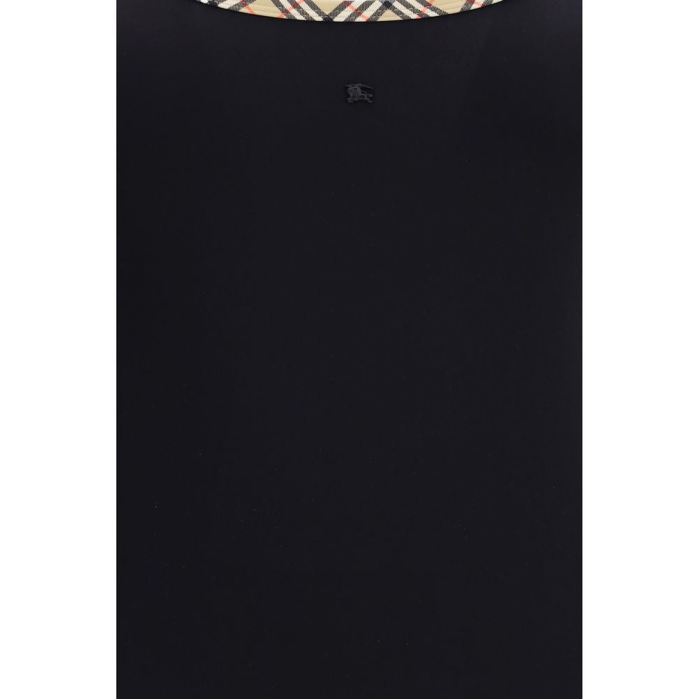 Maillot de bain une pièce noir en polyamide de Burberry, détail élégant avec logo discret, porté sur mannequin.