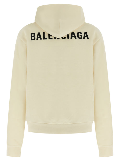 Sweatshirt en coton beige de Balenciaga, design épuré et style moderne, porté par un mannequin.